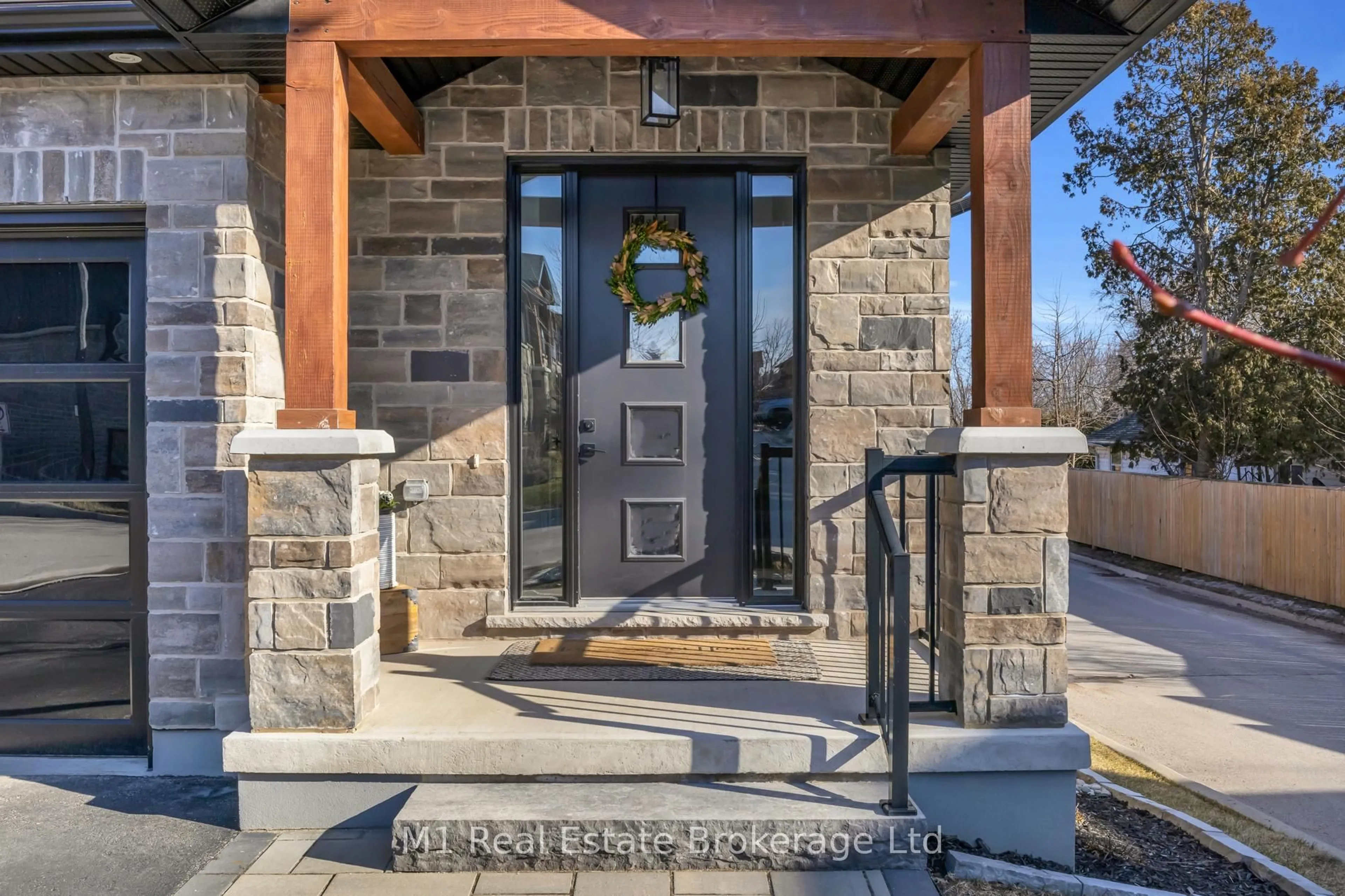 Indoor entryway for 25 Creekside Terr, Centre Wellington Ontario N1M 0H4