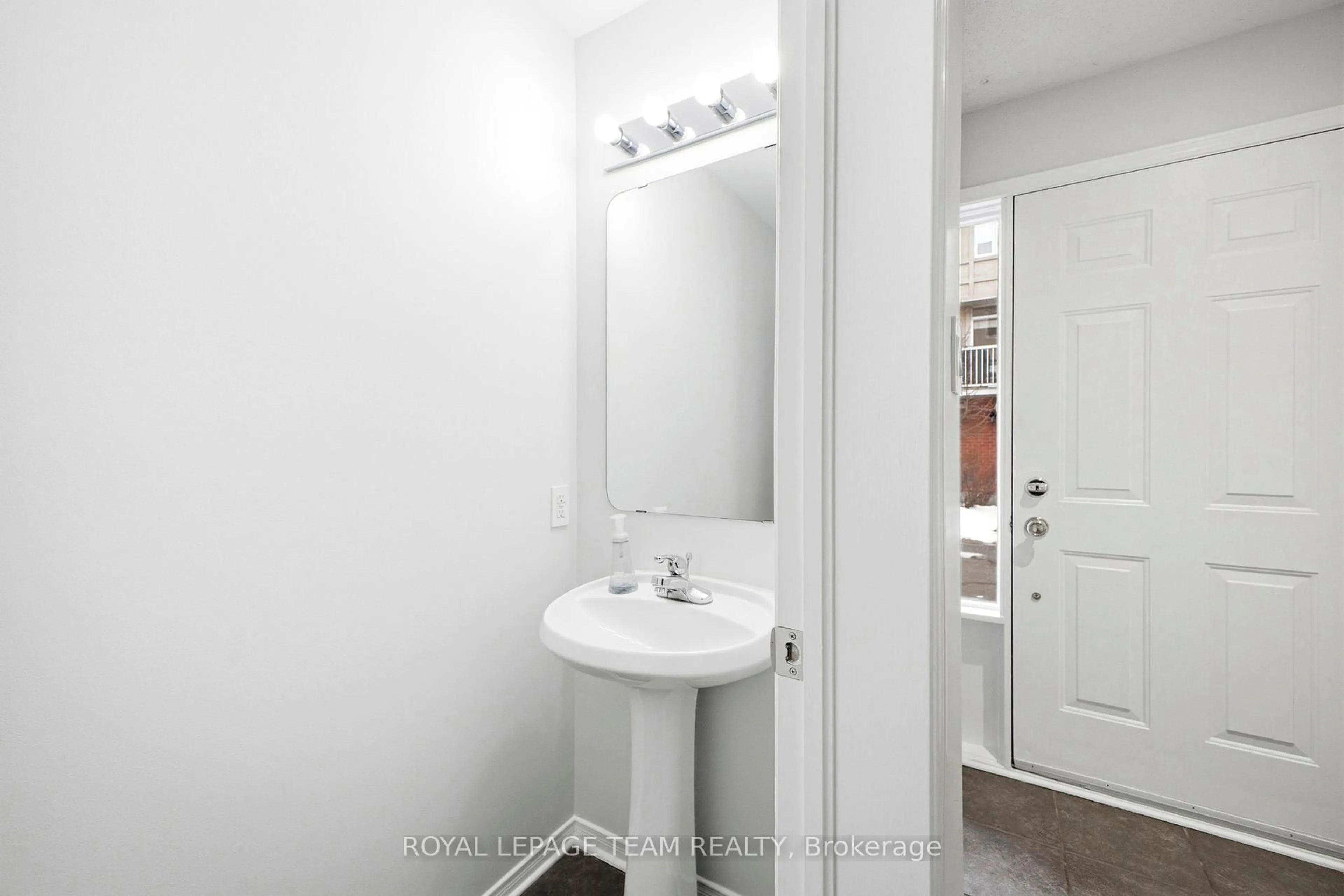 Standard bathroom, unknown for 5 Island Creek Private, Ottawa Ontario K1Z 1C5