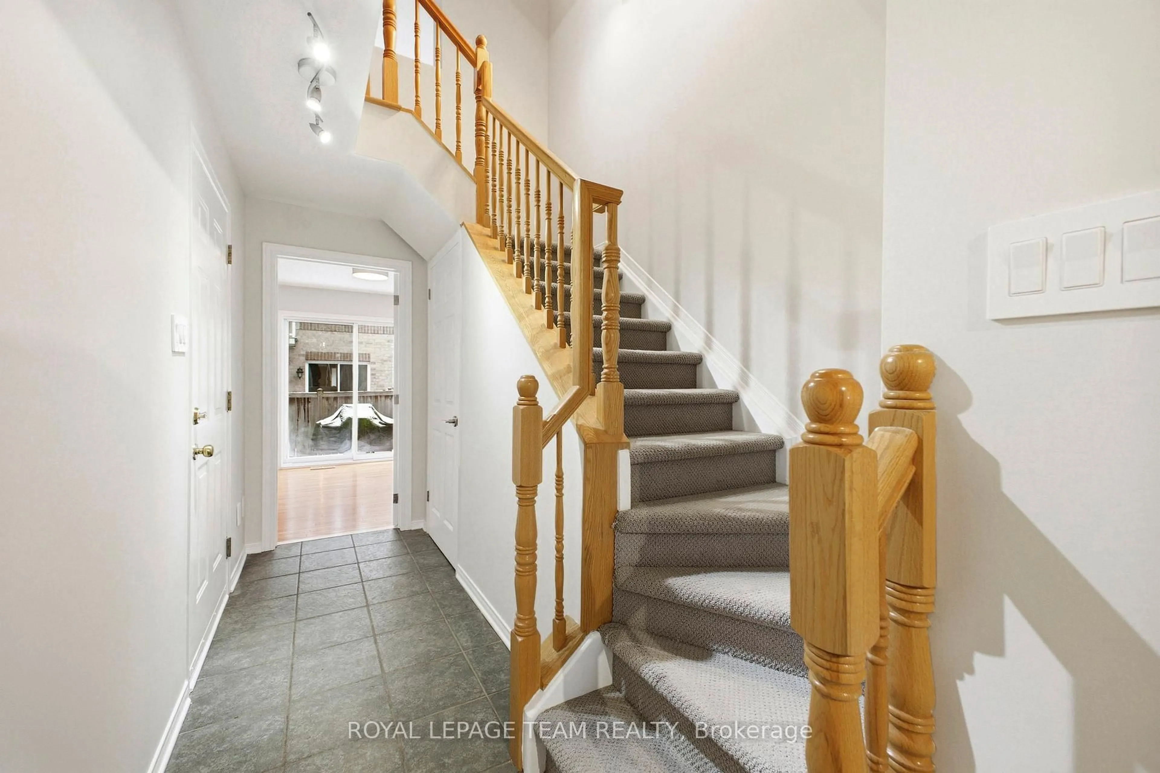 Indoor foyer for 5 Island Creek Private, Ottawa Ontario K1Z 1C5