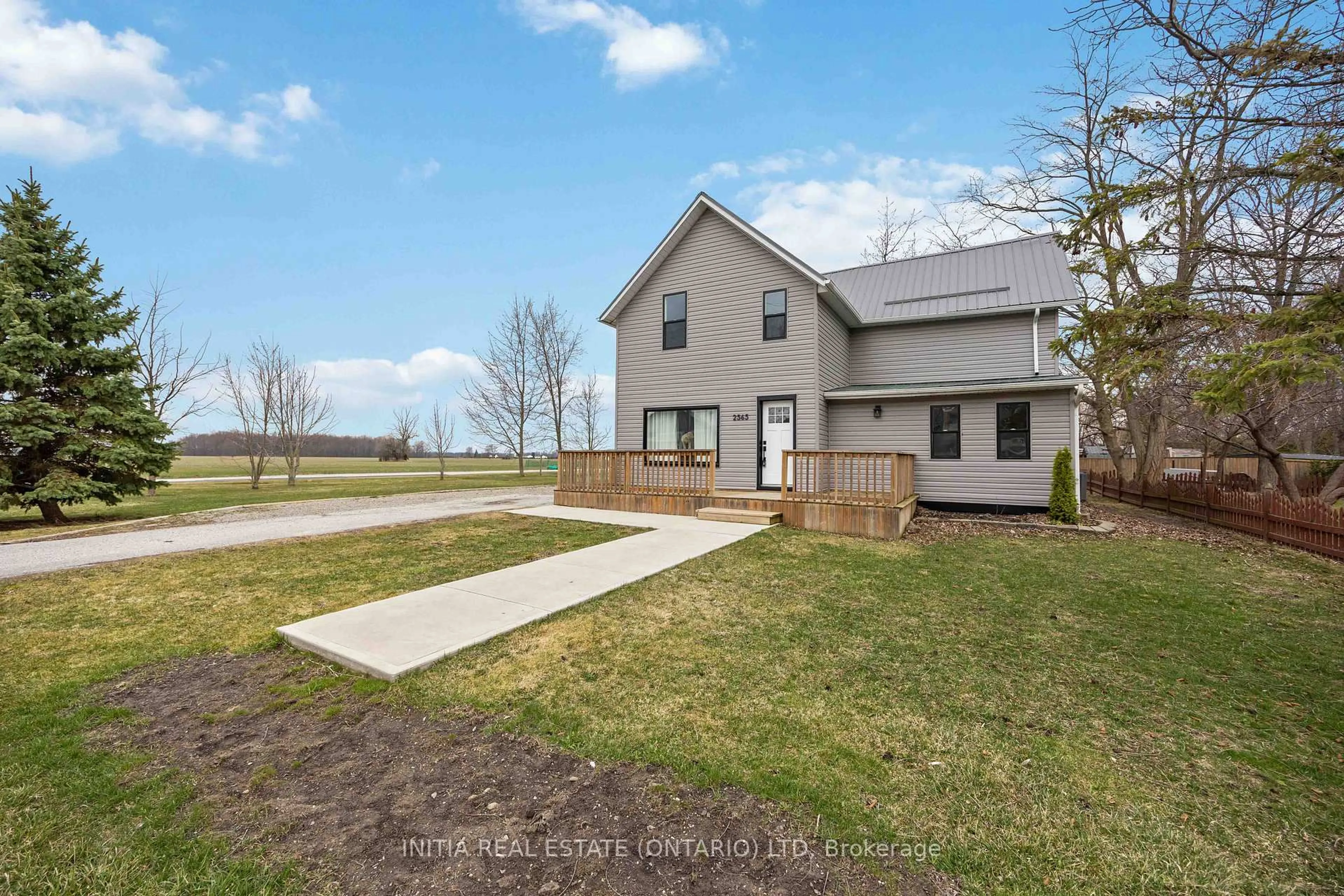 A pic from outside/outdoor area/front of a property/back of a property/a pic from drone, water/lake/river/ocean view for 2565 Elizabeth St, Oil Springs Ontario N0N 1P0