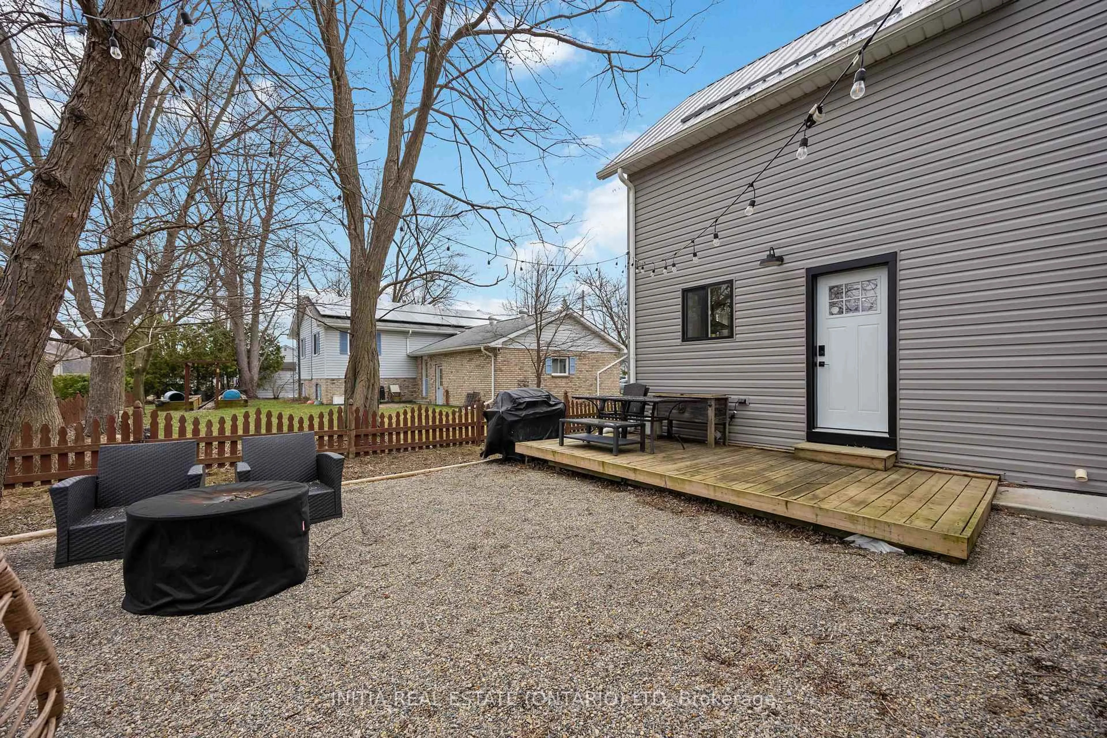 Patio, street for 2565 Elizabeth St, Oil Springs Ontario N0N 1P0