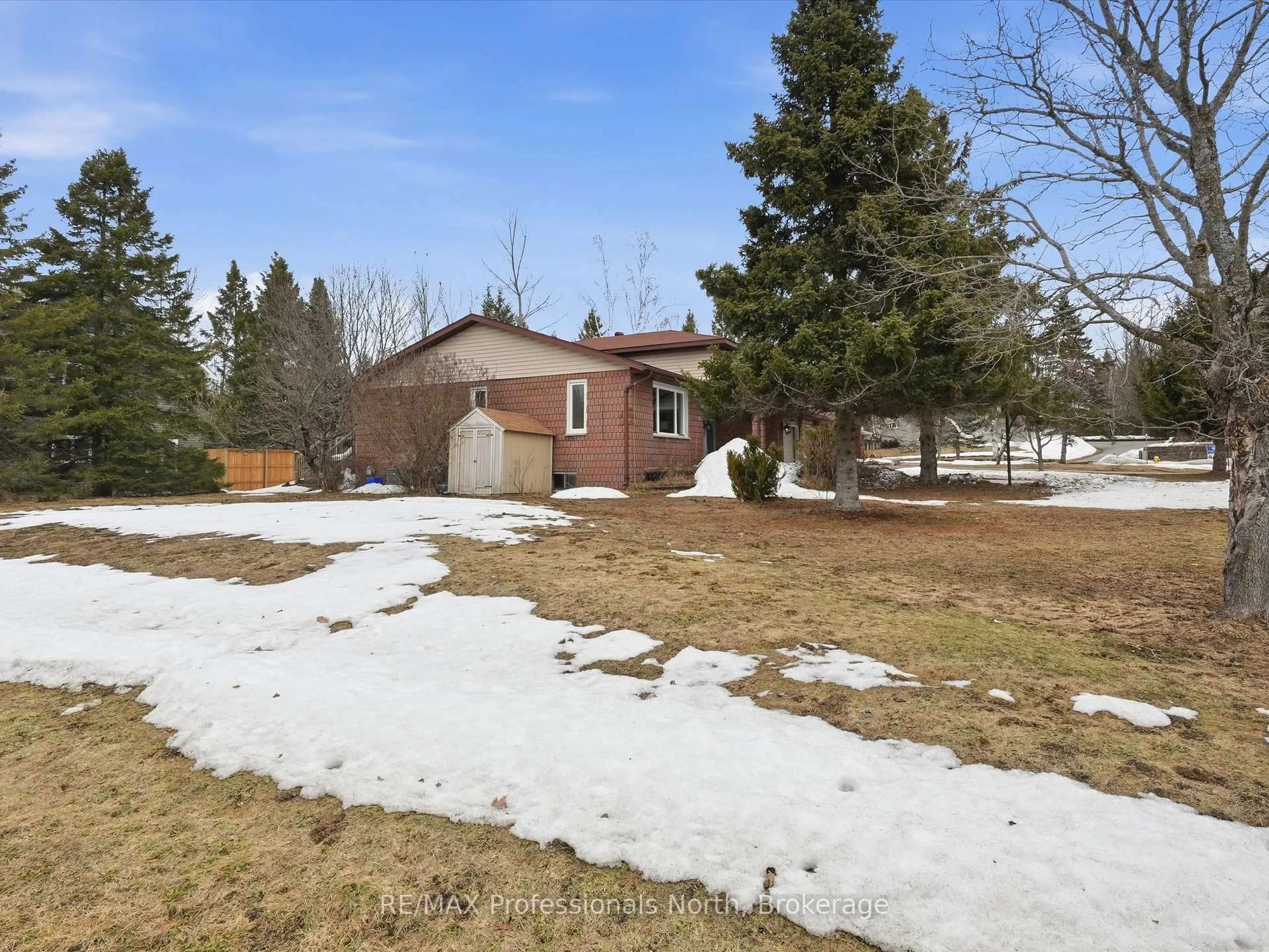 A pic from outside/outdoor area/front of a property/back of a property/a pic from drone, street for 1 Glendale Rd, Bracebridge Ontario P1L 1B3