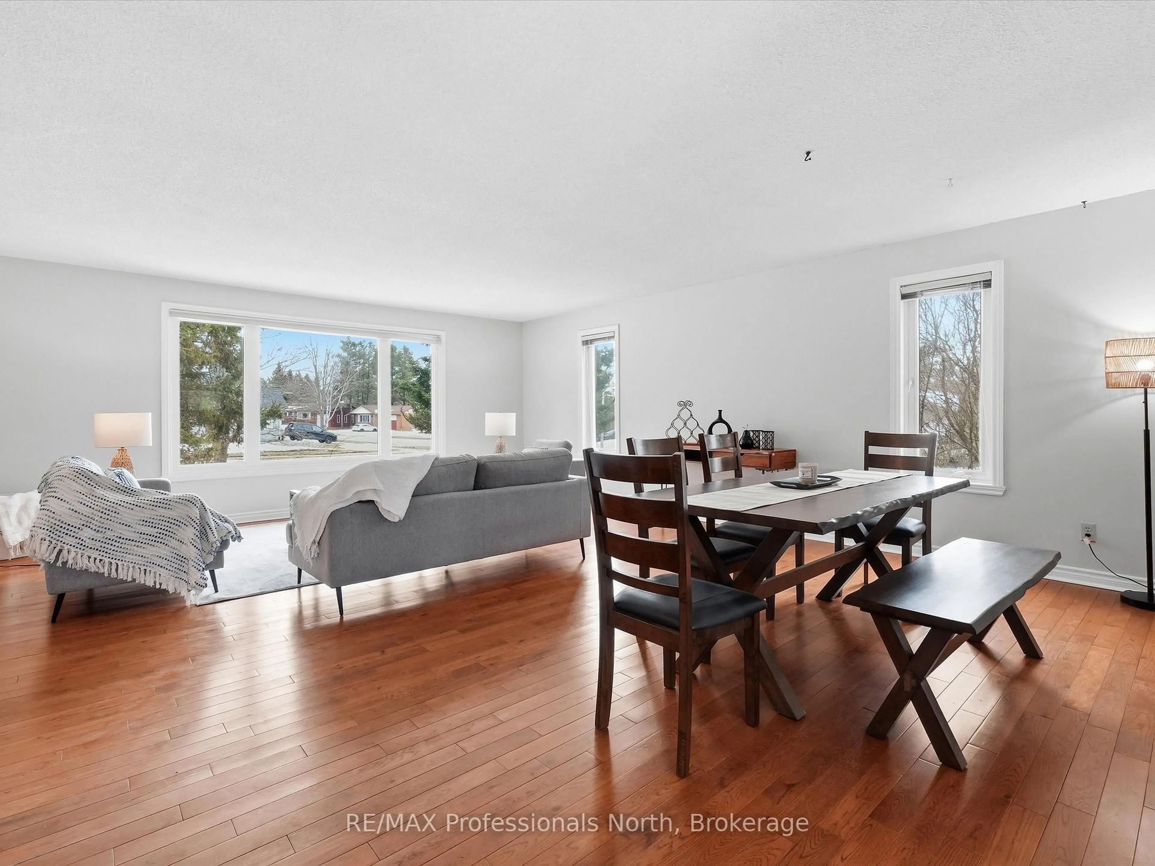 Living room with furniture, wood/laminate floor for 1 Glendale Rd, Bracebridge Ontario P1L 1B3