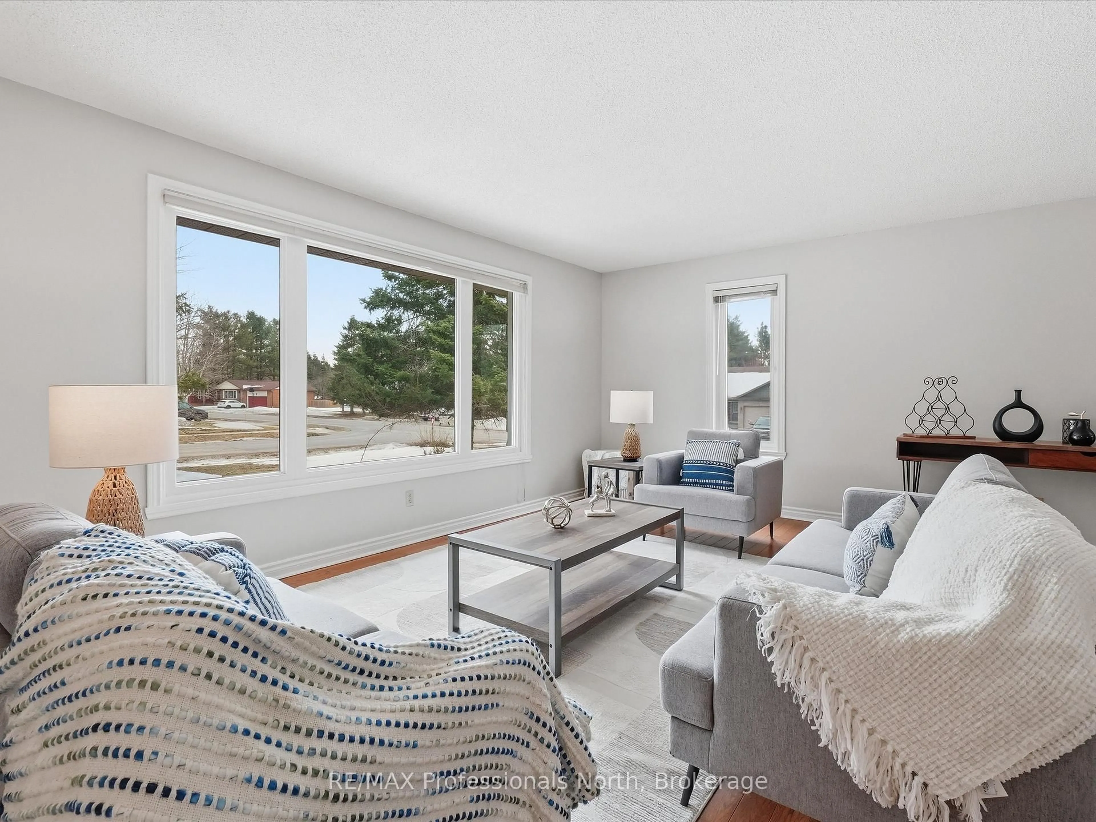 Living room with furniture, unknown for 1 Glendale Rd, Bracebridge Ontario P1L 1B3