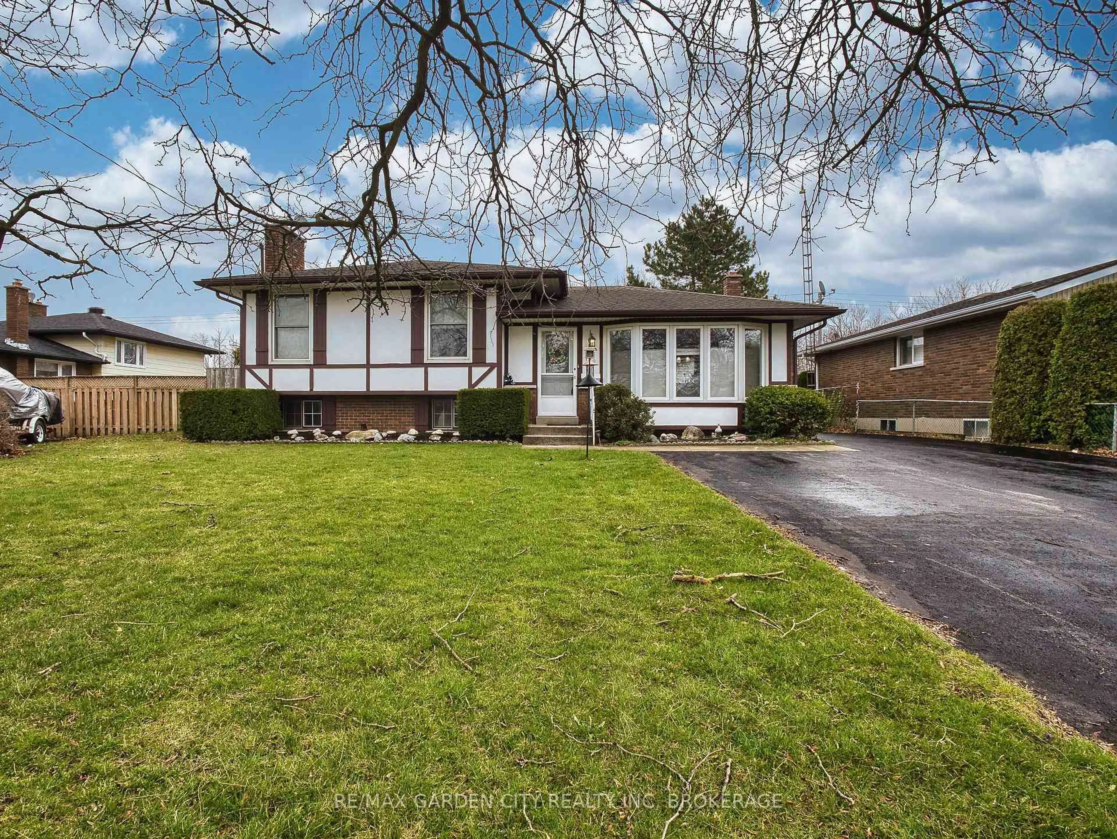 Unknown for 102 Meredith Dr, St. Catharines Ontario L2M 6C7