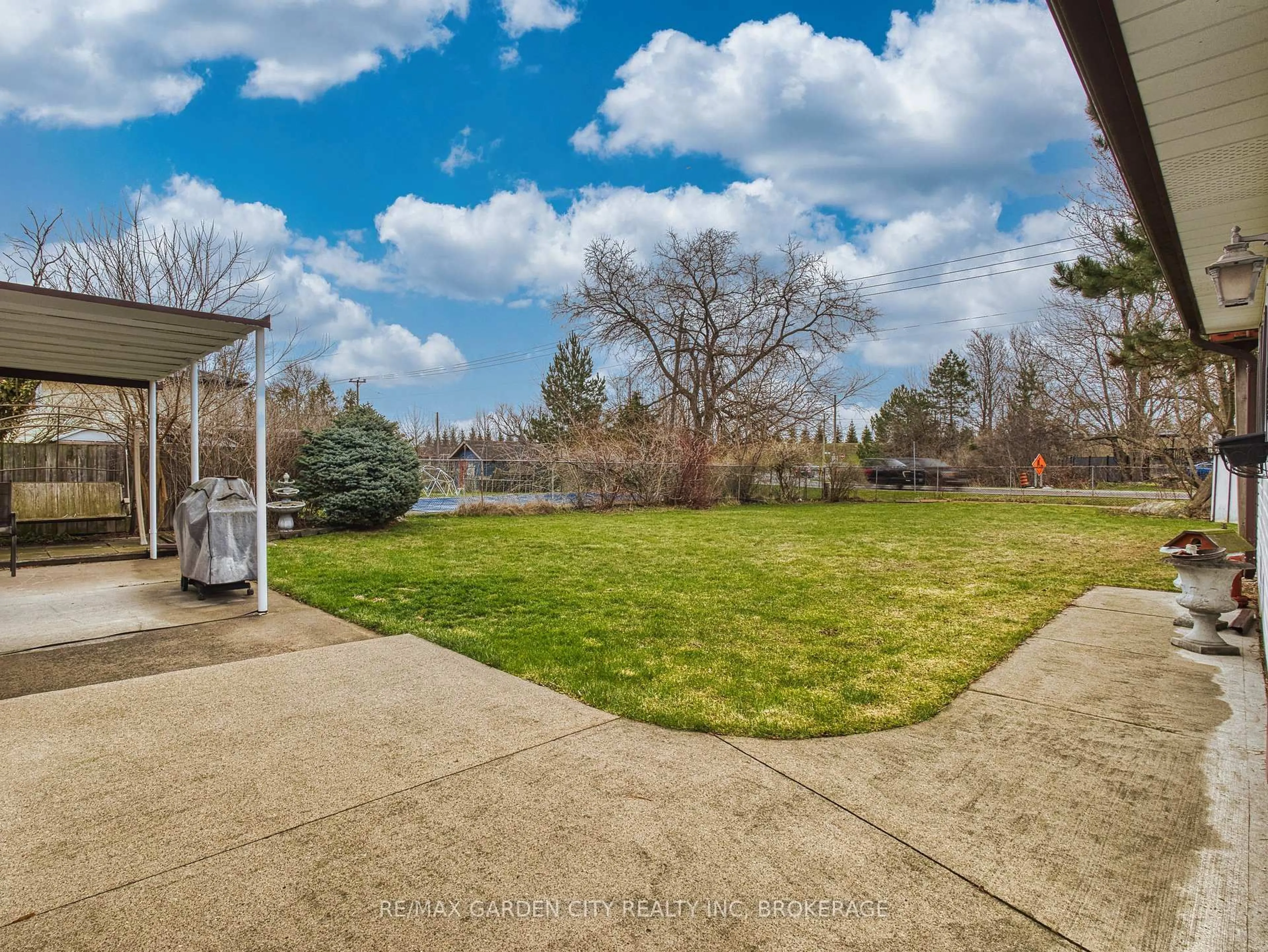A pic from outside/outdoor area/front of a property/back of a property/a pic from drone, water/lake/river/ocean view for 102 Meredith Dr, St. Catharines Ontario L2M 6C7