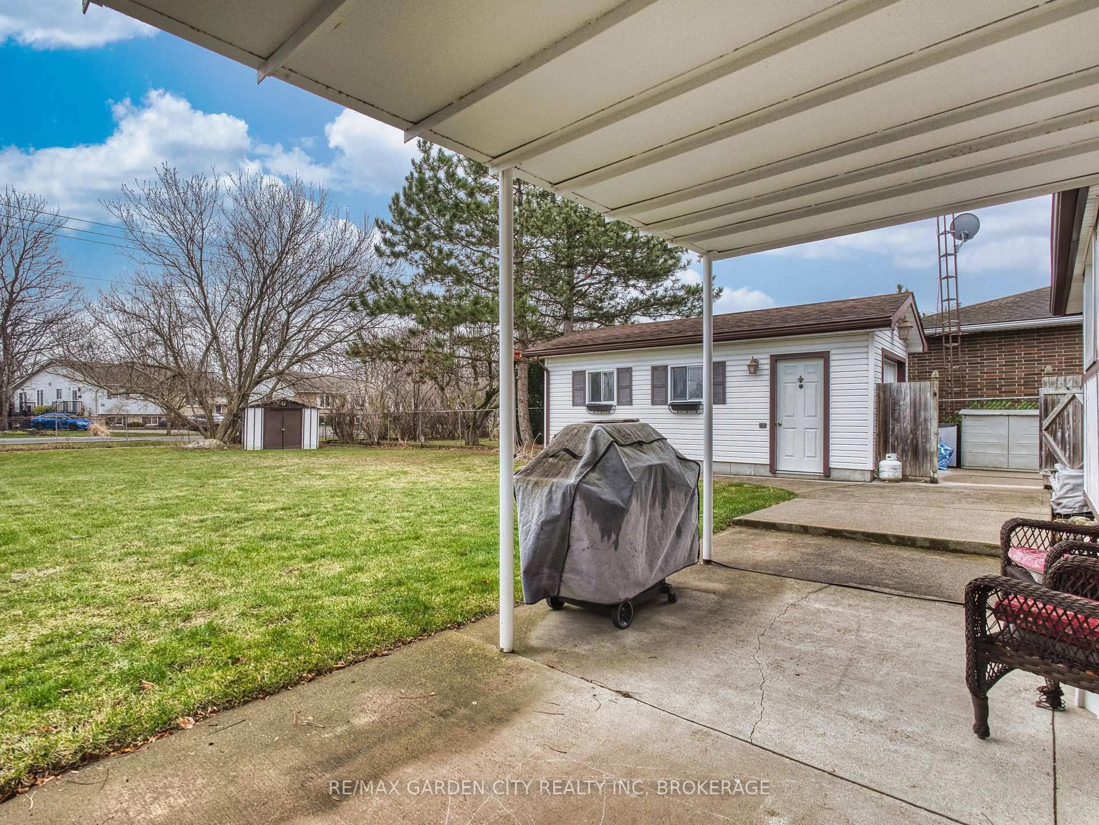 A pic from outside/outdoor area/front of a property/back of a property/a pic from drone, street for 102 Meredith Dr, St. Catharines Ontario L2M 6C7
