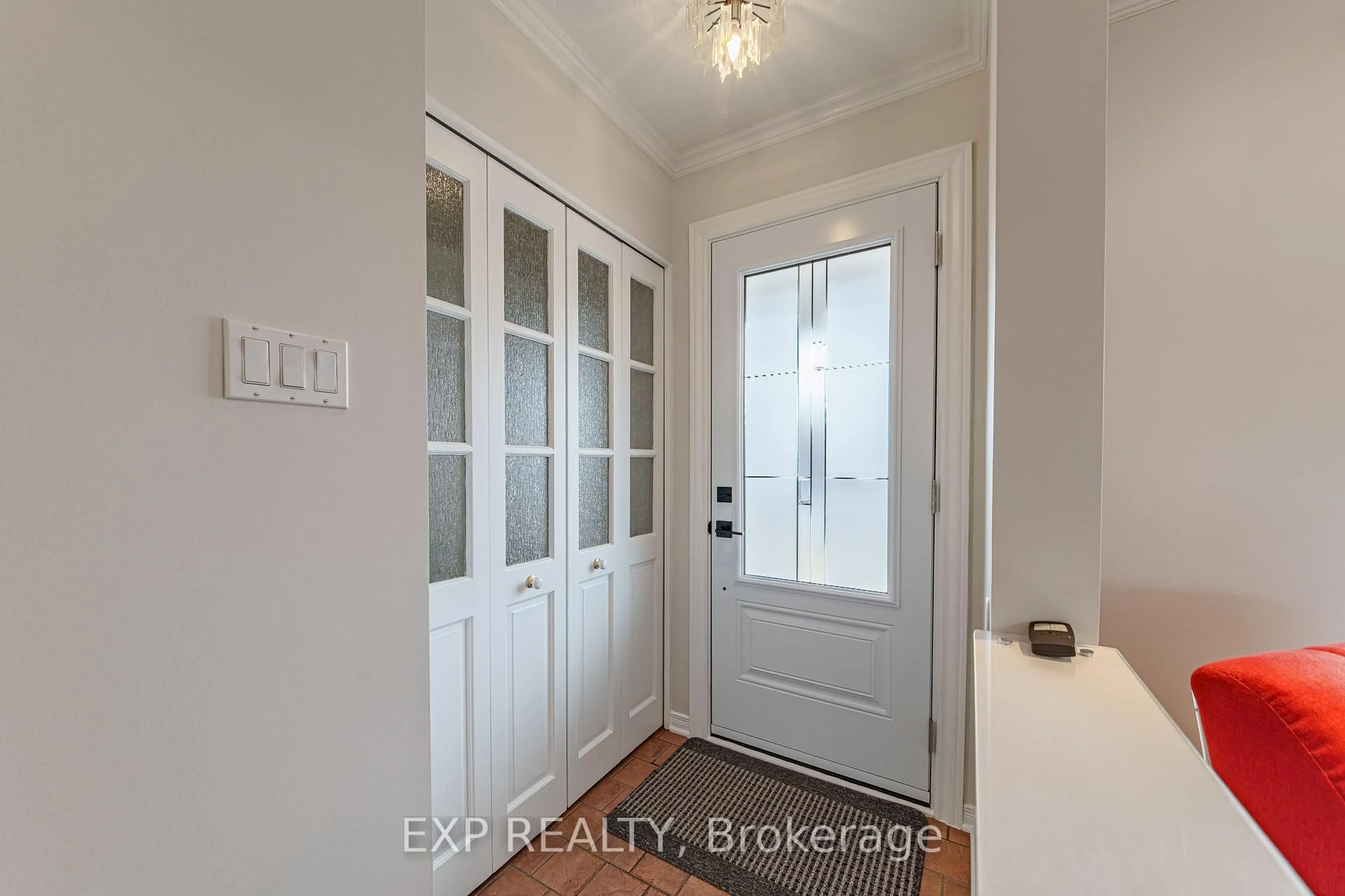 Indoor entryway for 1381 Pebble Rd, Ottawa Ontario K1V 7R7