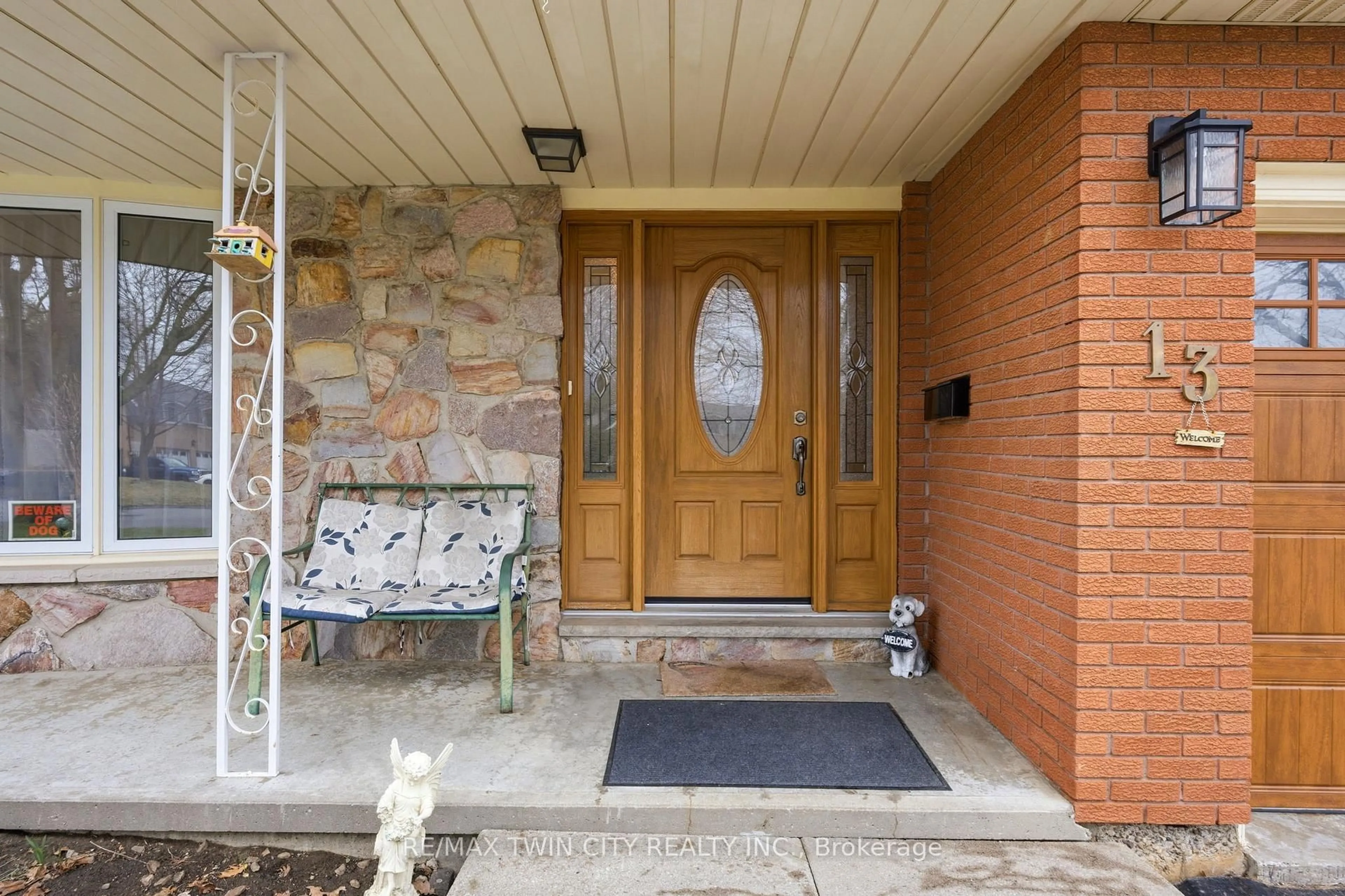 Indoor entryway for 13 Brooks Crt, Brantford Ontario N3R 6X9