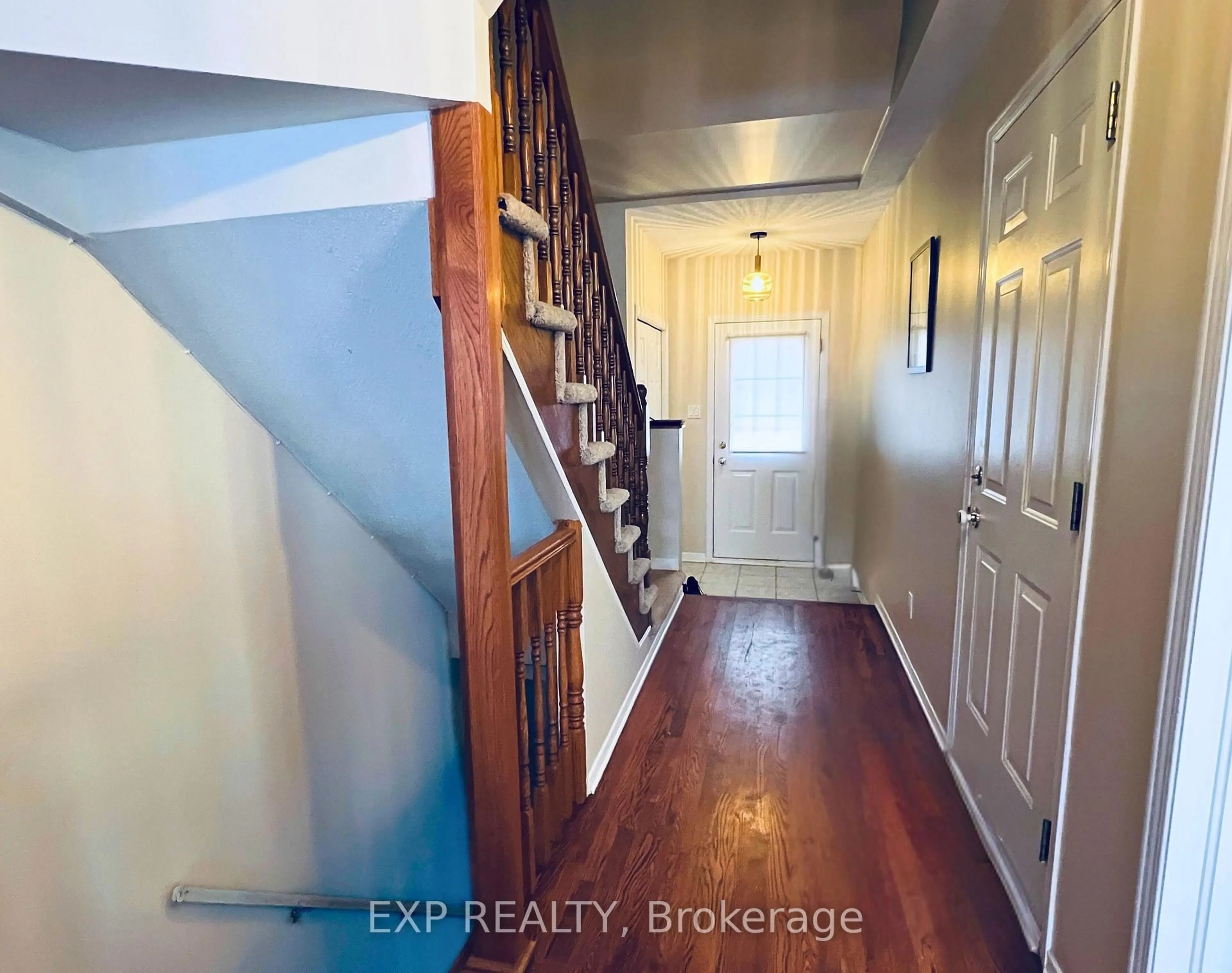 Indoor entryway for 1741 Jobin Cres, Gloucester Ontario K1J 1C4