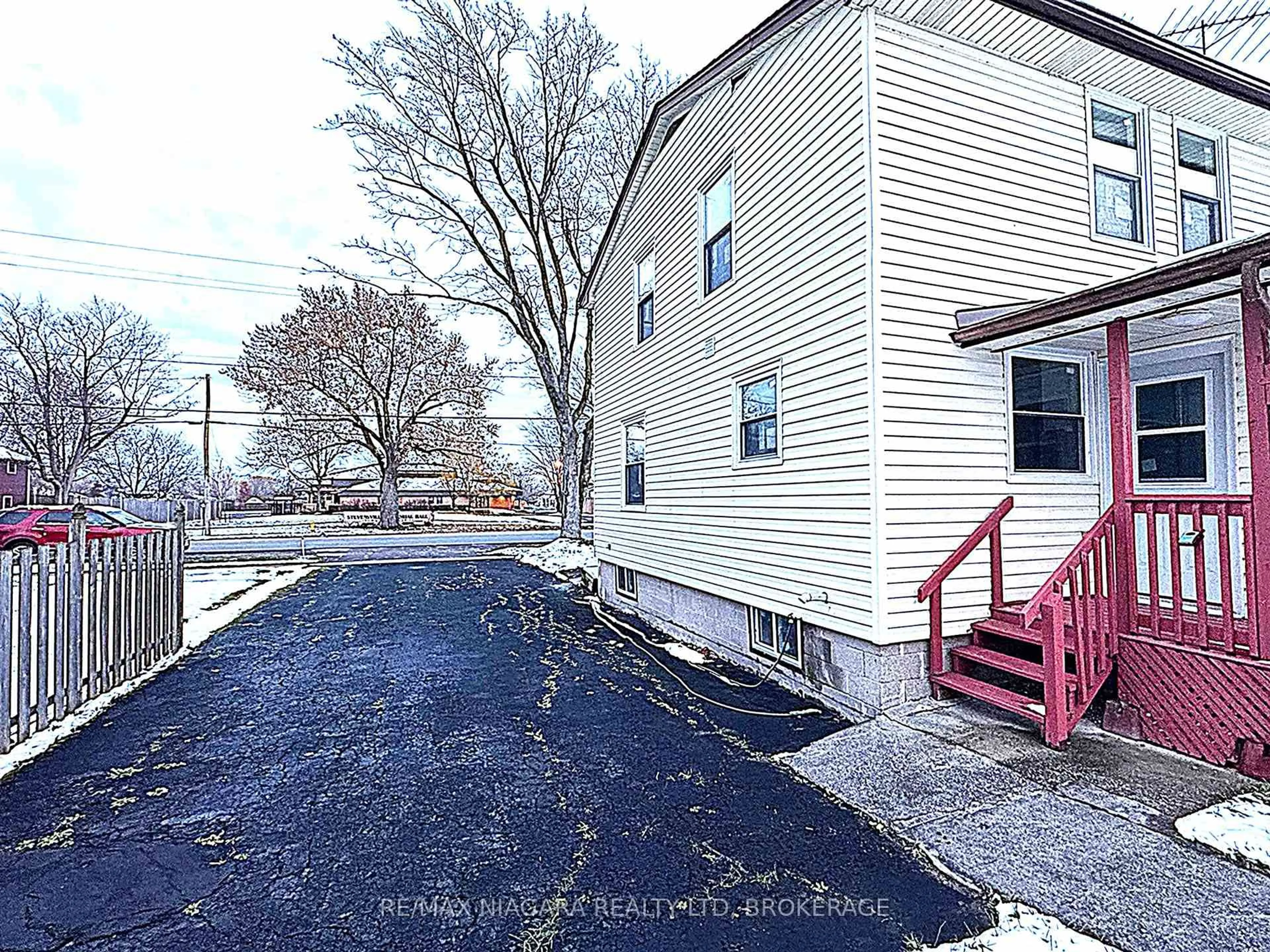A pic from outside/outdoor area/front of a property/back of a property/a pic from drone, street for 2505 Stevensville Rd, Fort Erie Ontario L0S 1S0