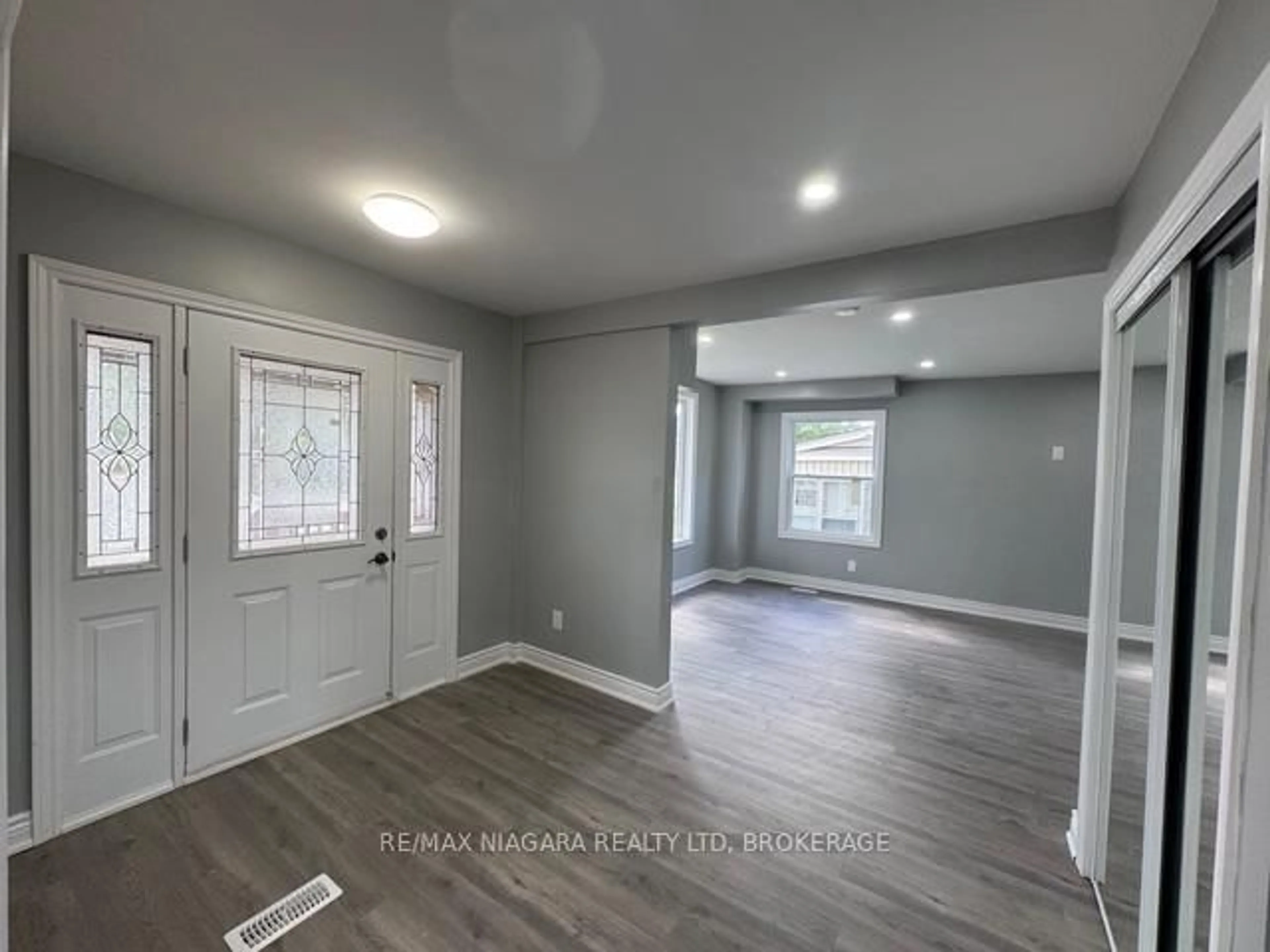 Indoor entryway for 2505 Stevensville Rd, Fort Erie Ontario L0S 1S0