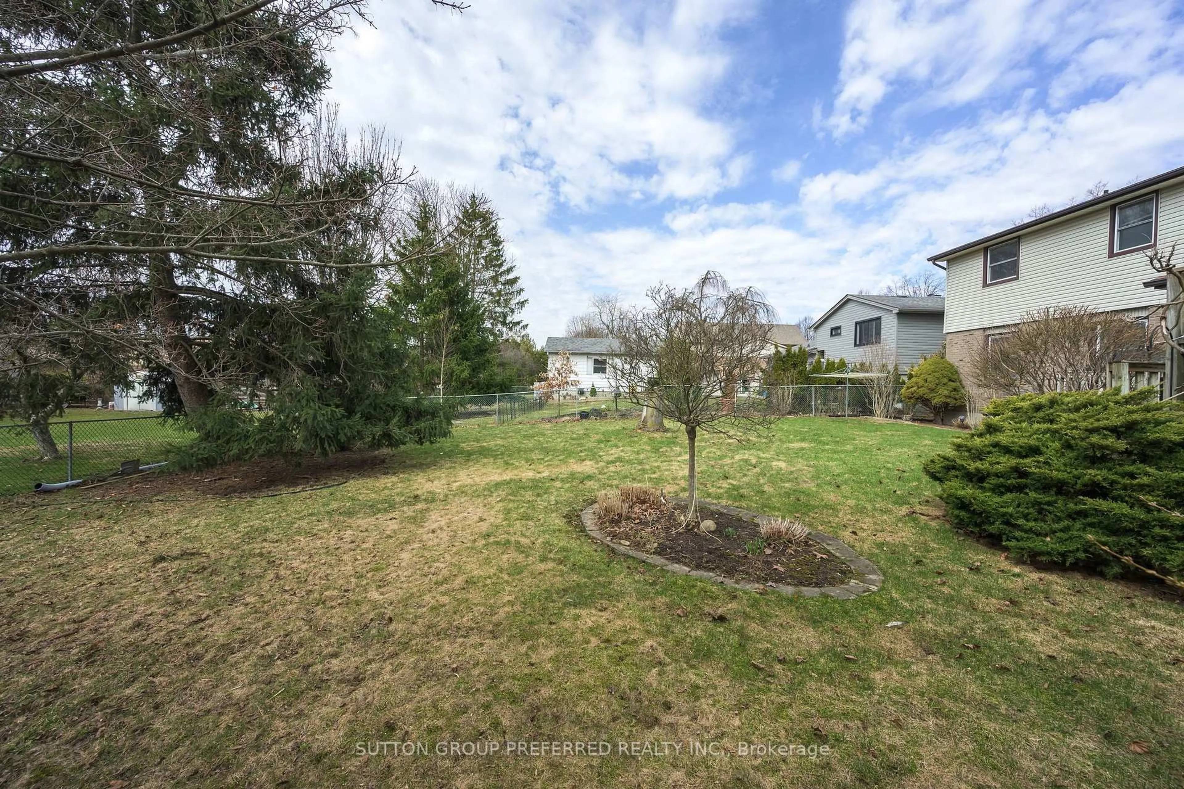 A pic from outside/outdoor area/front of a property/back of a property/a pic from drone, unknown for 115 Brixham Cres, London South Ontario N6K 1K9