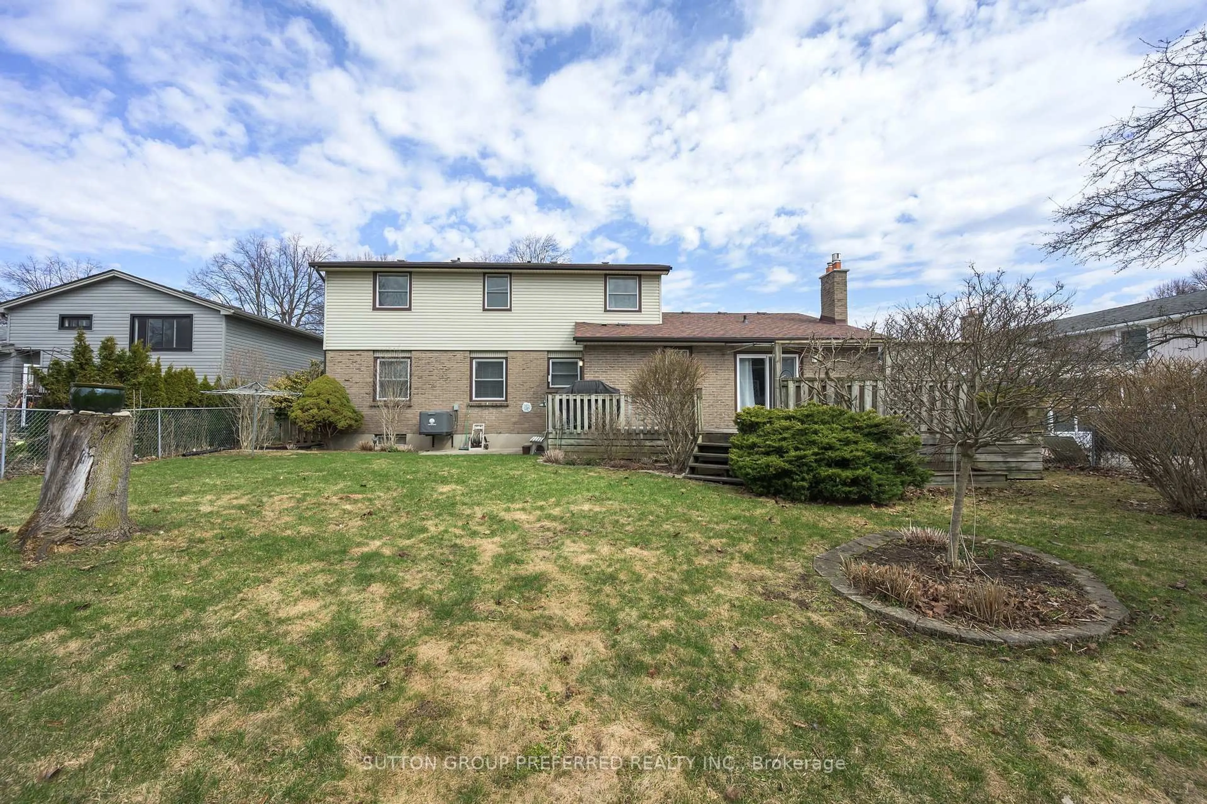 A pic from outside/outdoor area/front of a property/back of a property/a pic from drone, street for 115 Brixham Cres, London South Ontario N6K 1K9