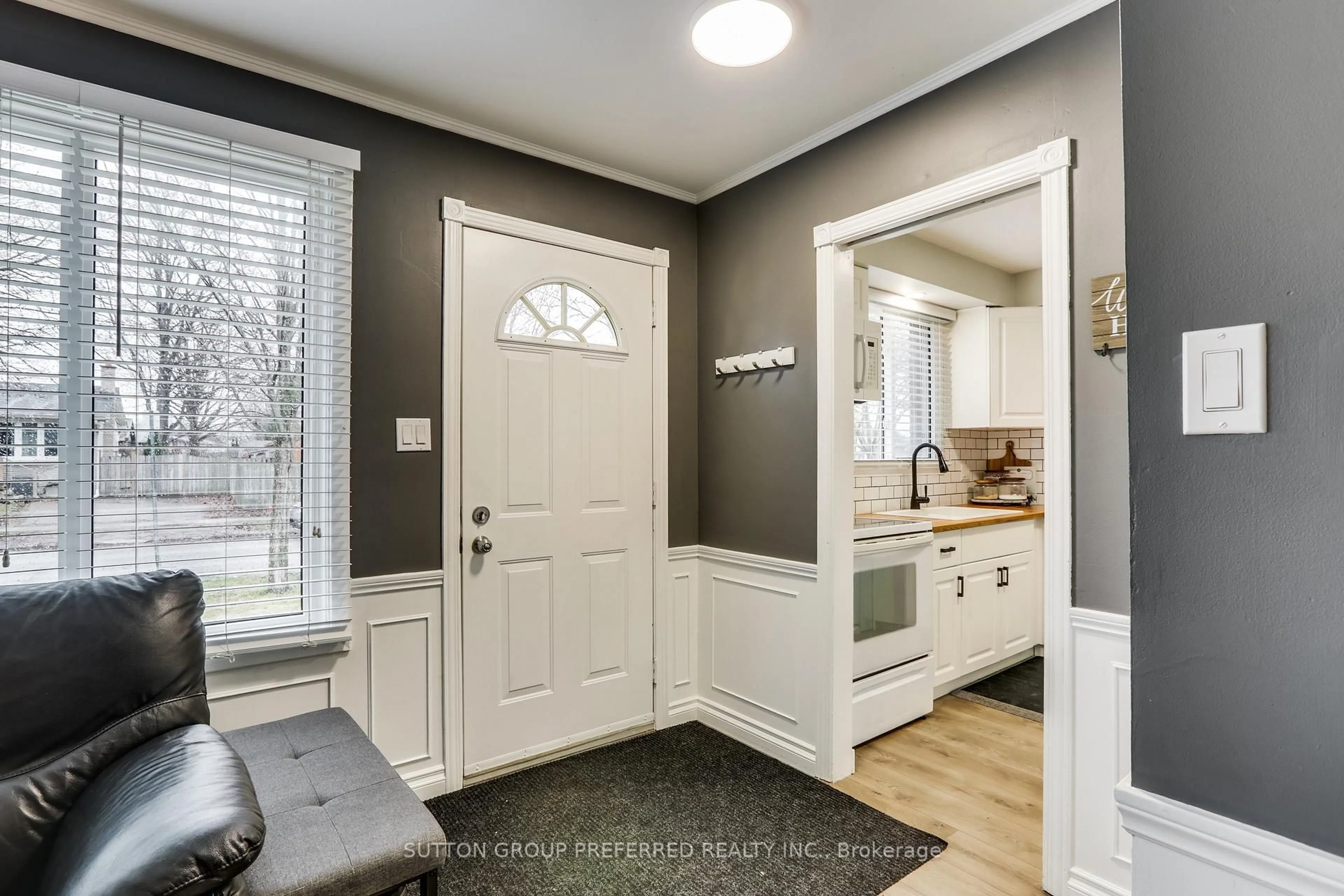 Indoor entryway for 159 Harding Cres, London South Ontario N6E 1G2