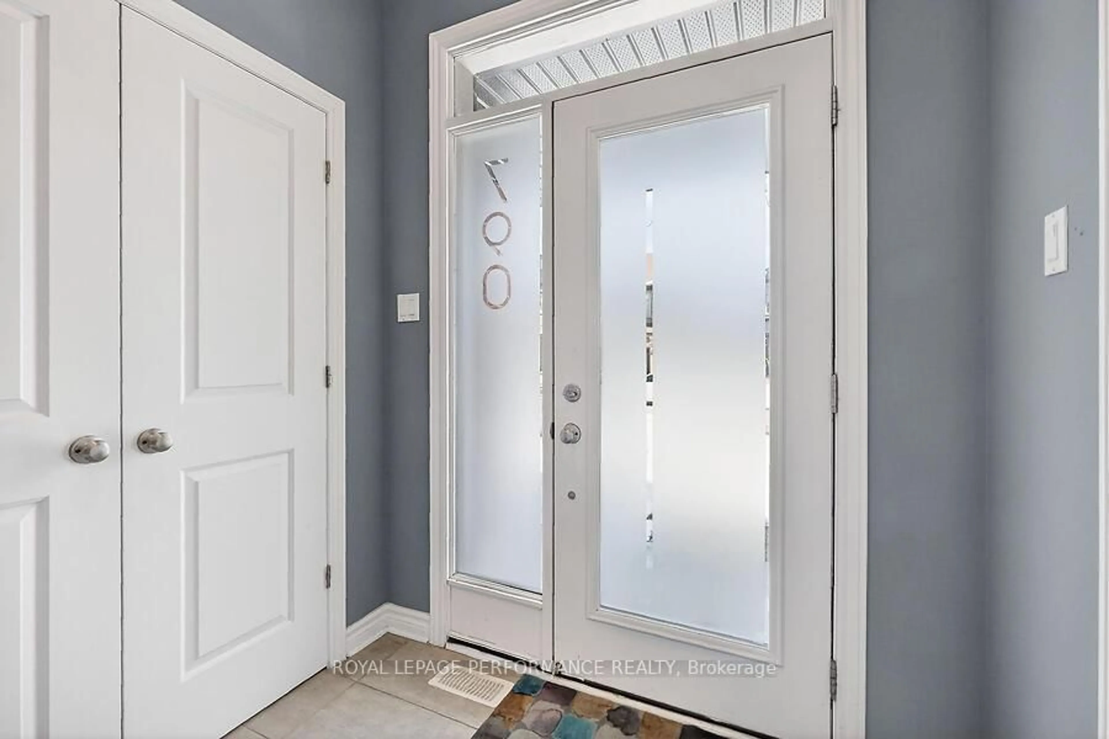 Indoor entryway for 790 Cairn Cres, Ottawa Ontario K1W 0P7