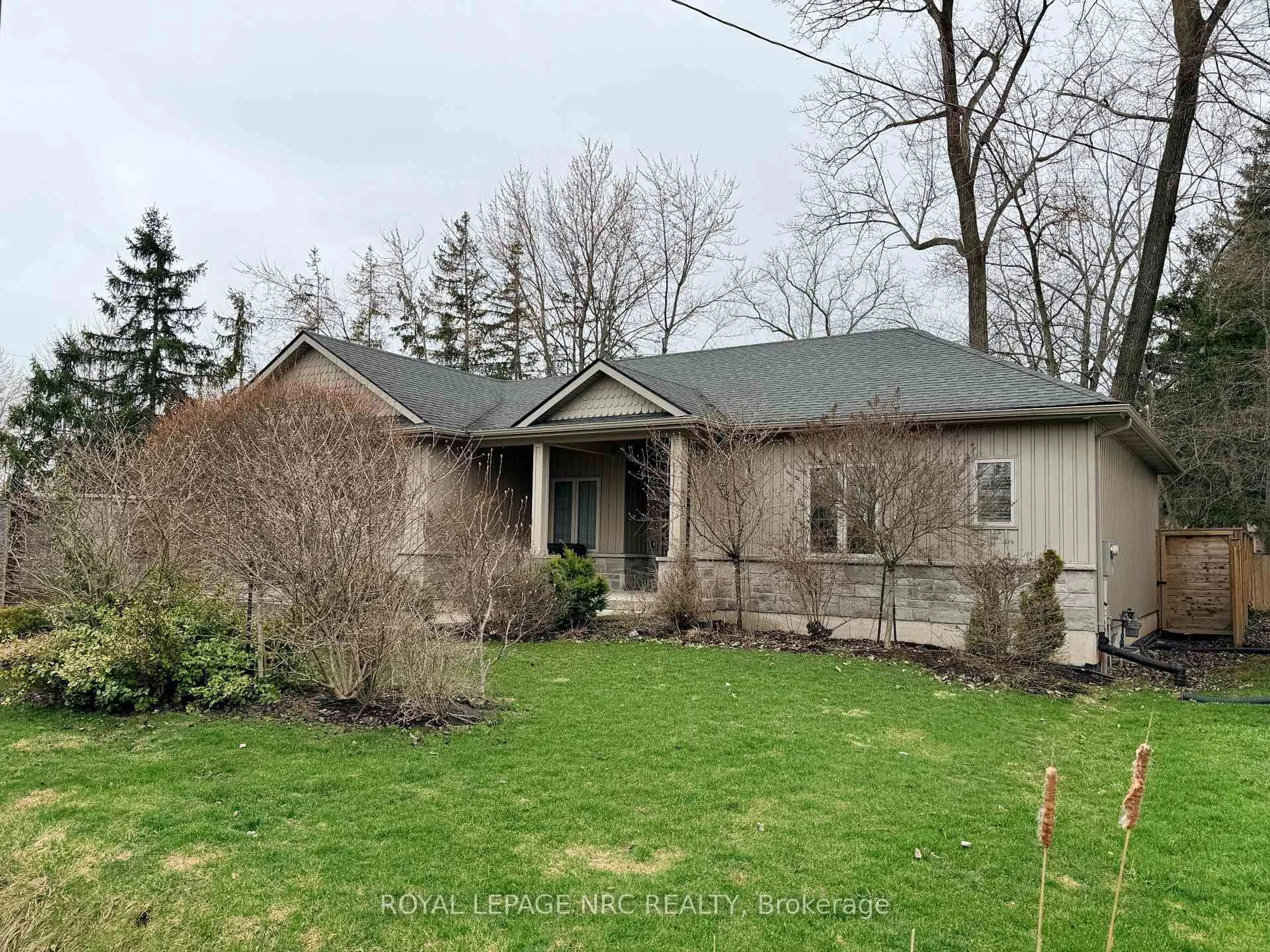 A pic from outside/outdoor area/front of a property/back of a property/a pic from drone, unknown for 117 Burleigh Rd, Fort Erie Ontario L0S 1N0