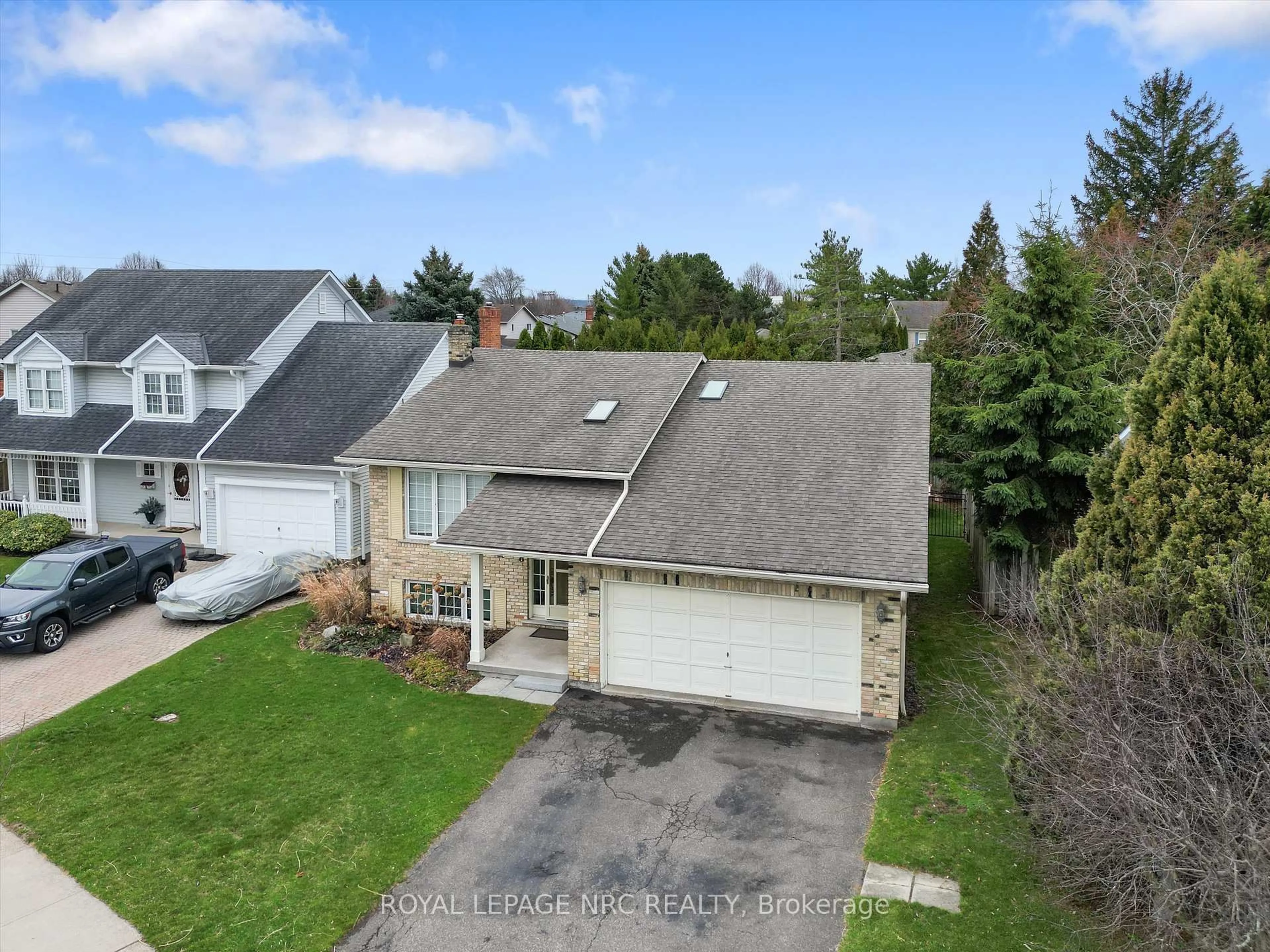 A pic from outside/outdoor area/front of a property/back of a property/a pic from drone, street for 8 Dunbar Cres, St. Catharines Ontario L2W 1A6