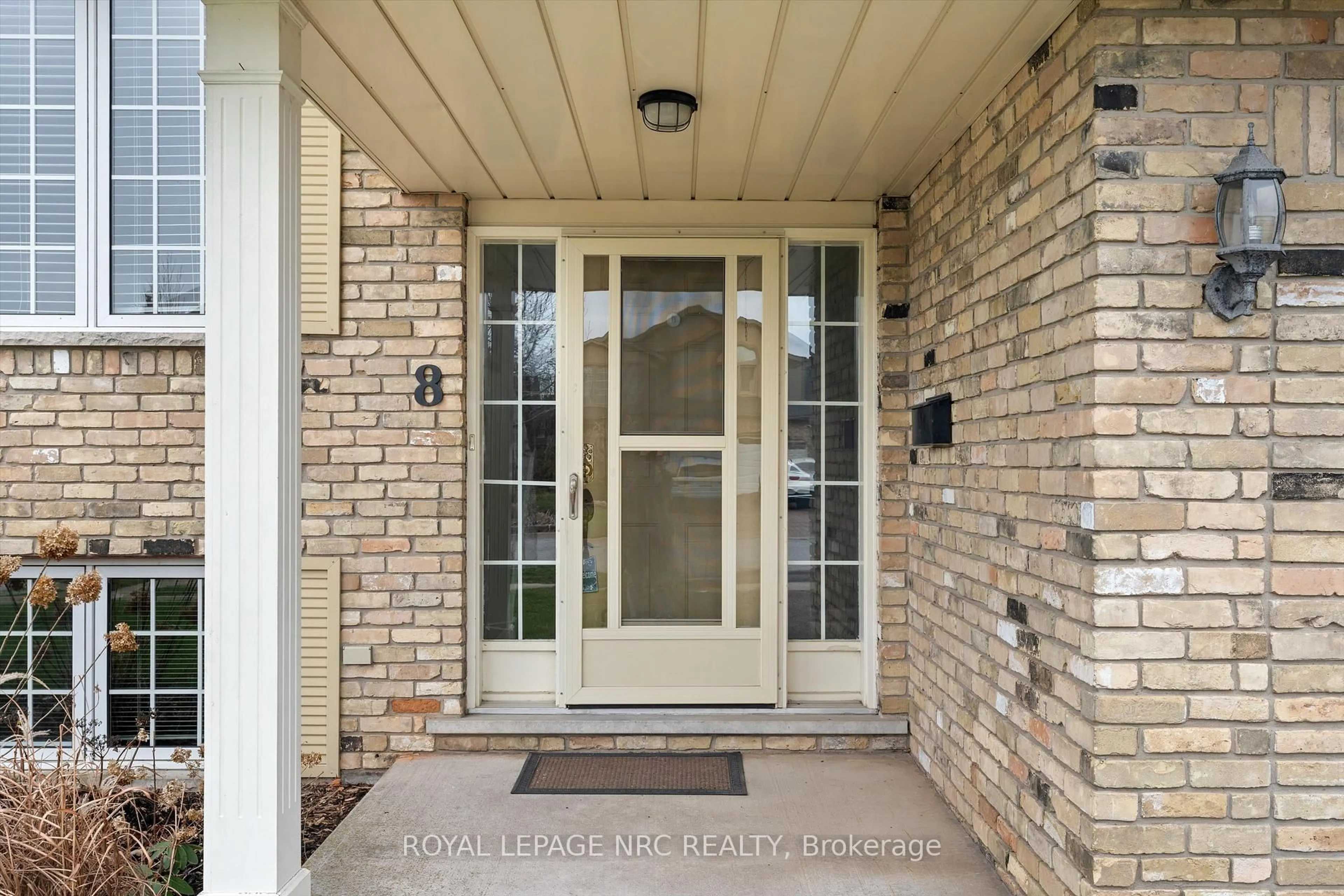 Indoor entryway for 8 Dunbar Cres, St. Catharines Ontario L2W 1A6