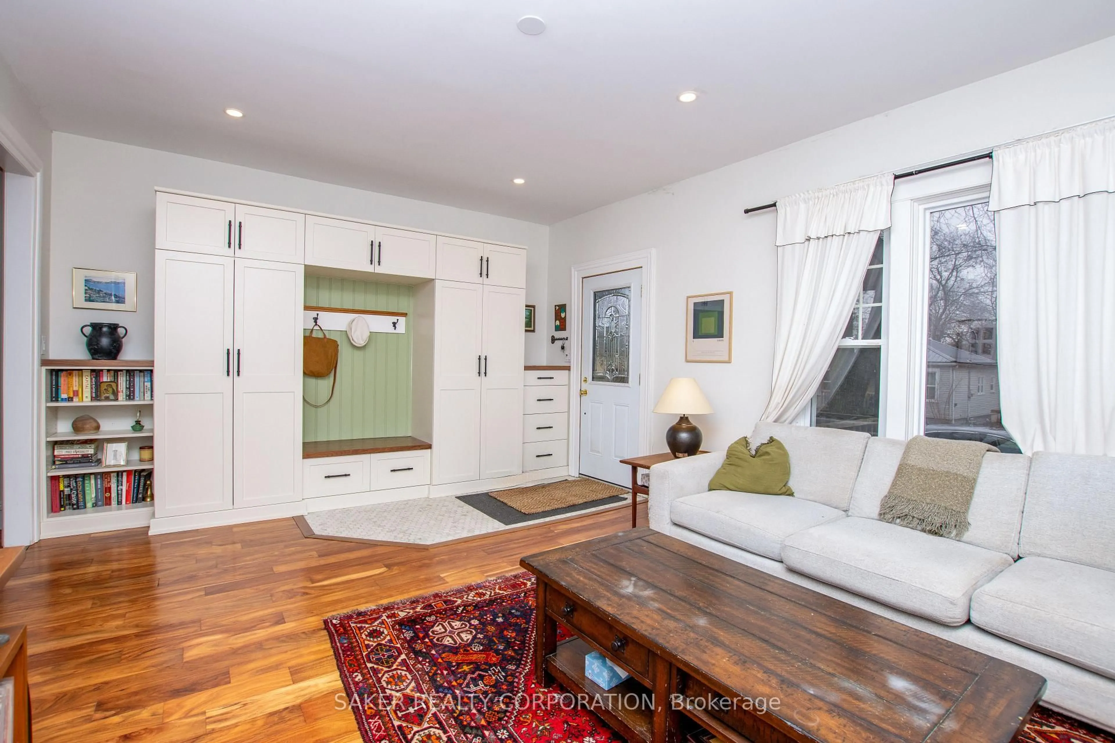 Living room with furniture, wood/laminate floor for 91 Cartwright St, London East Ontario N6B 2W6