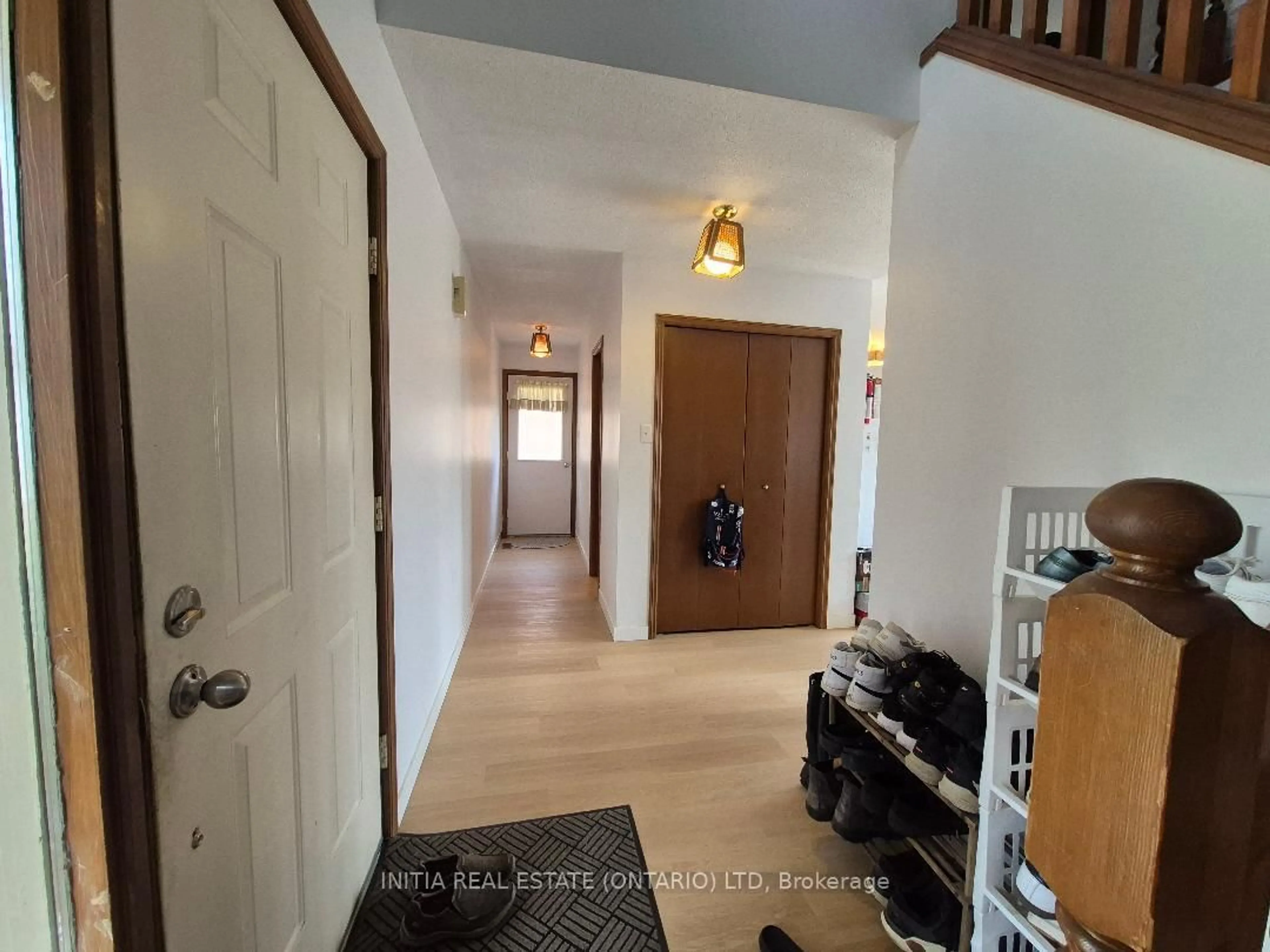 Indoor foyer for 176 Chepstow Clse, London North Ontario N6G 3S2