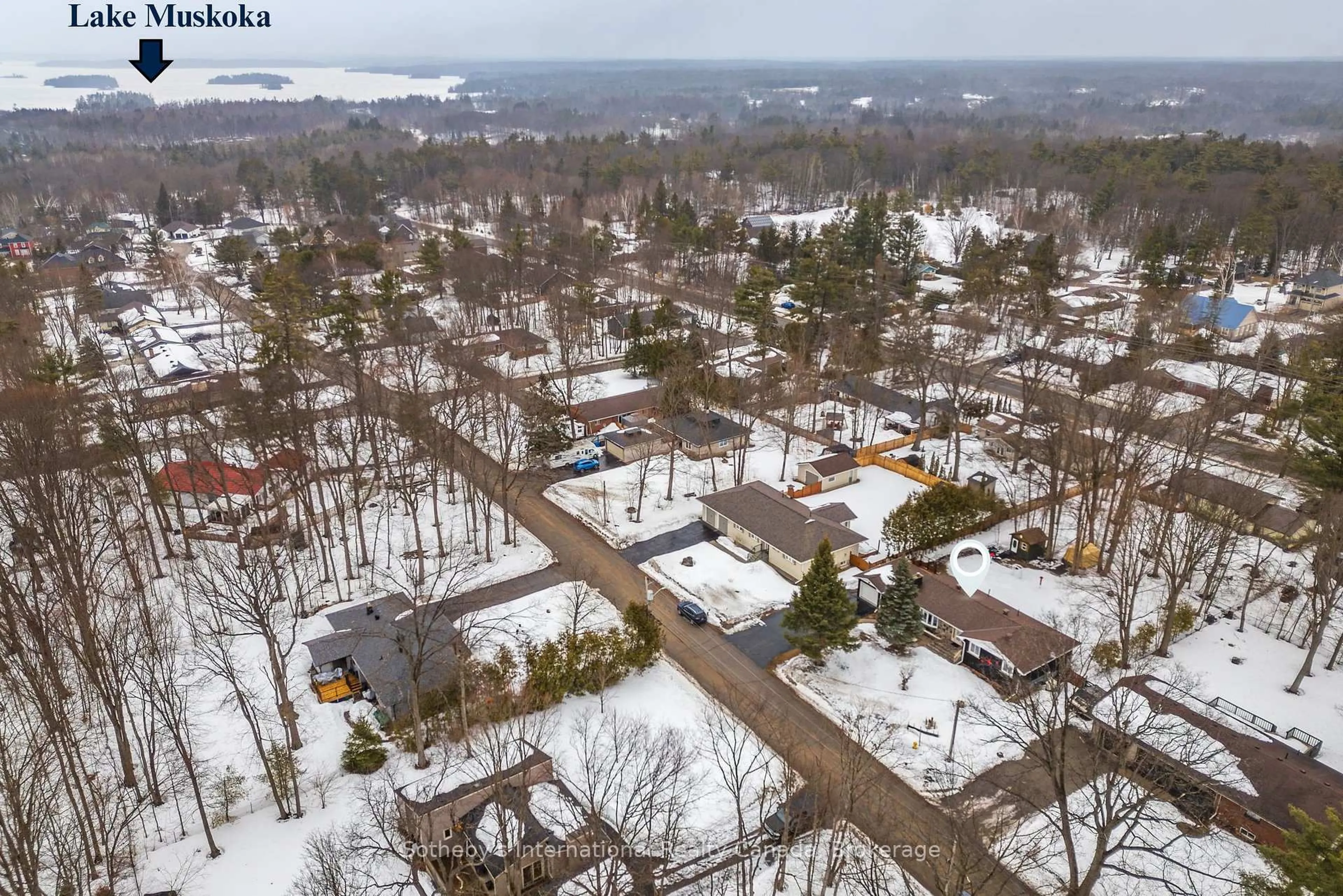 A pic from outside/outdoor area/front of a property/back of a property/a pic from drone, unknown for 230 Alexander St, Gravenhurst Ontario P1P 1A6