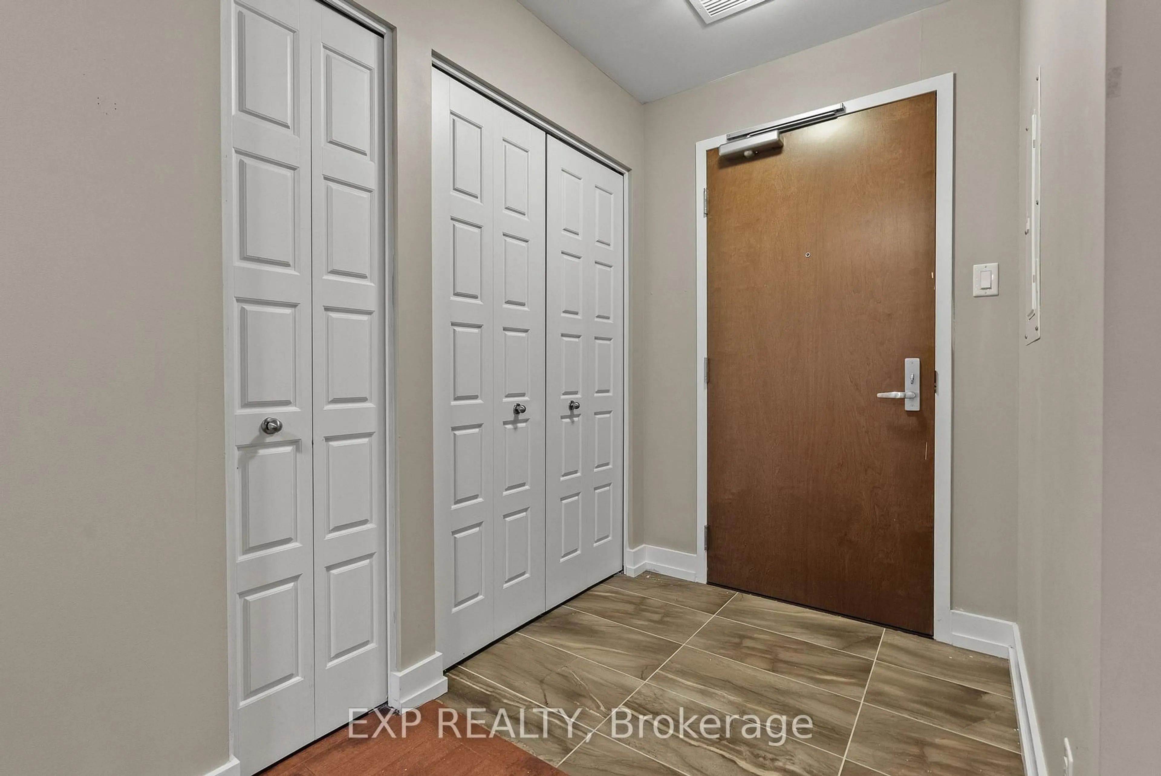Indoor entryway for 330 Titan Private #1006, Ottawa Ontario K2G 1G3