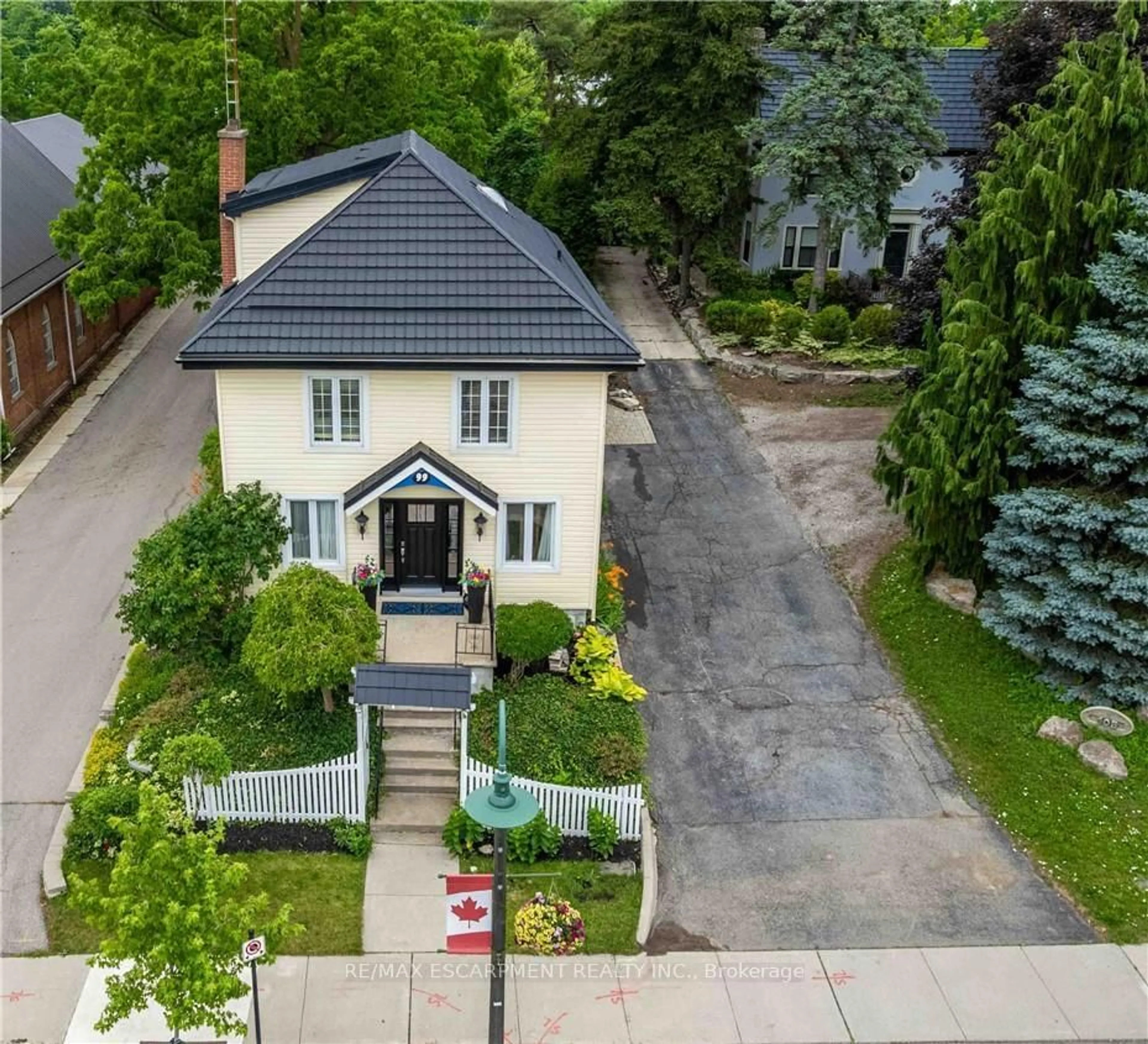 A pic from outside/outdoor area/front of a property/back of a property/a pic from drone, street for 99 Argyle St, Haldimand Ontario N3W 1B8