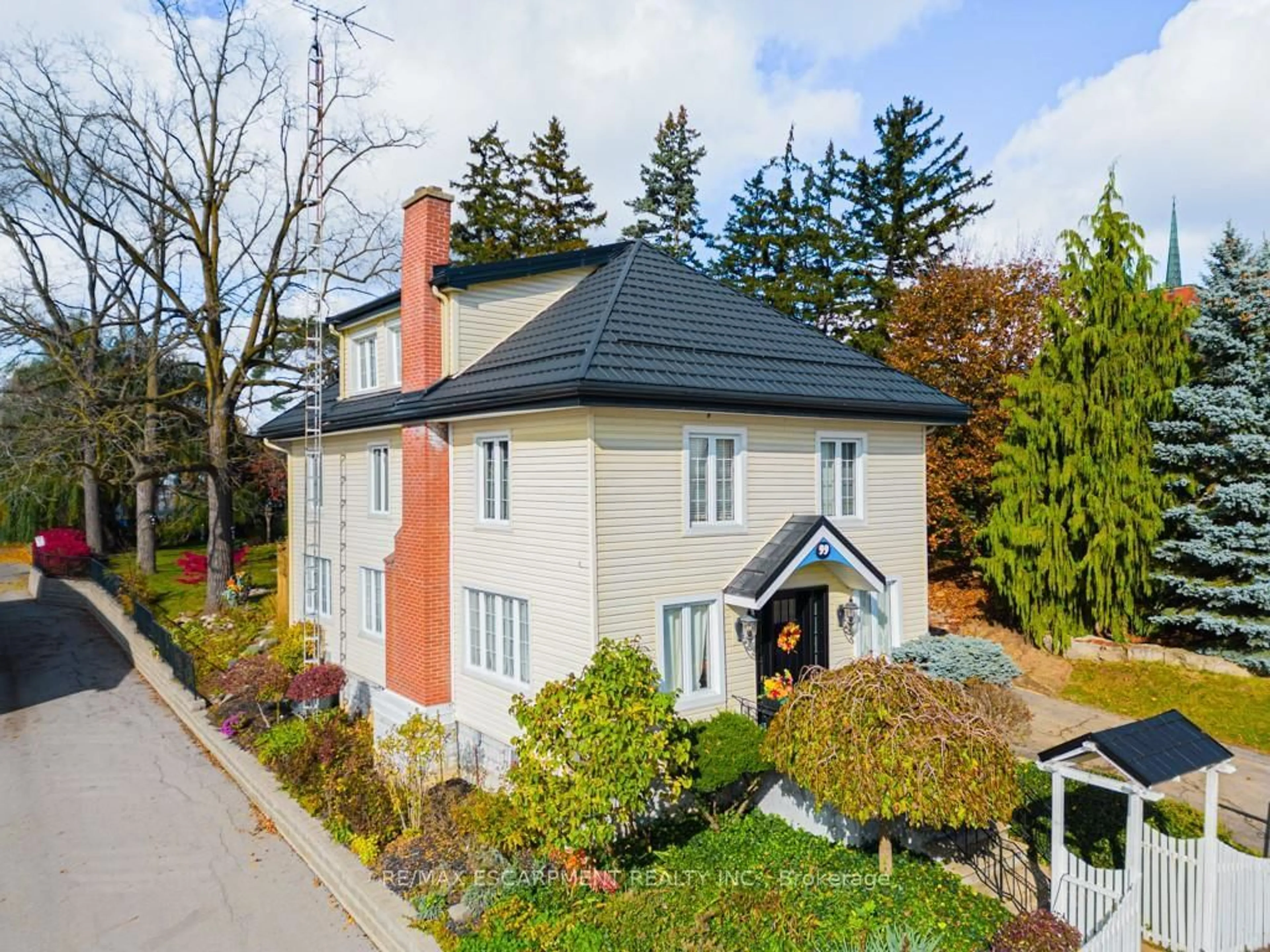 A pic from outside/outdoor area/front of a property/back of a property/a pic from drone, street for 99 Argyle St, Haldimand Ontario N3W 1B8