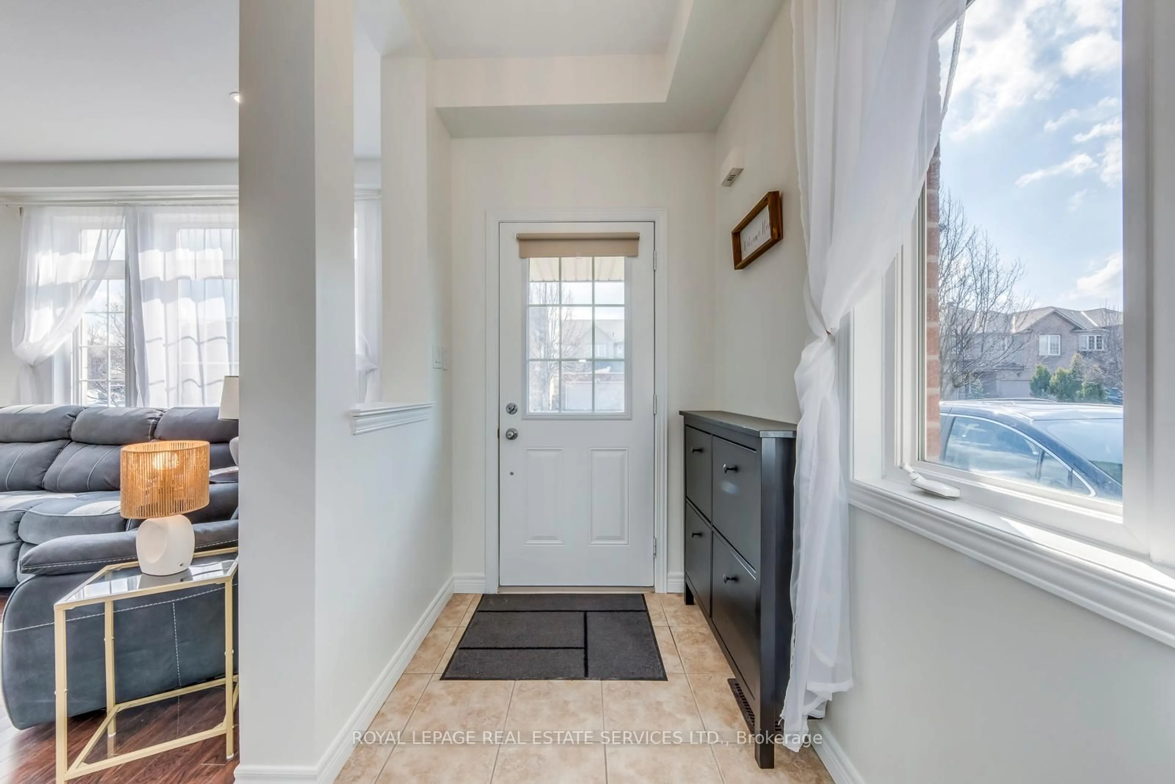 Indoor entryway for 206 Brigadoon Dr, Hamilton Ontario L9C 0B5