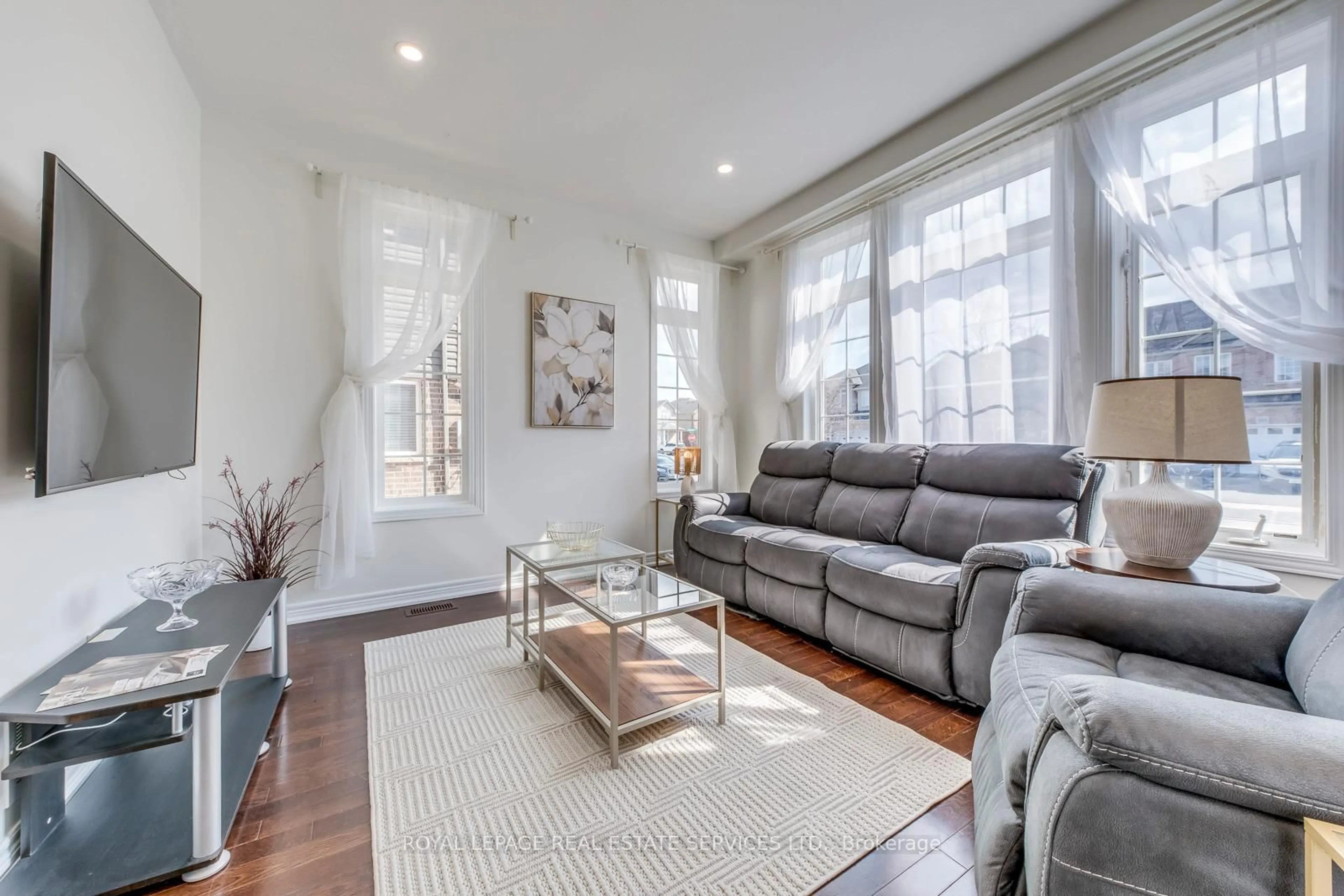 Living room with furniture, unknown for 206 Brigadoon Dr, Hamilton Ontario L9C 0B5