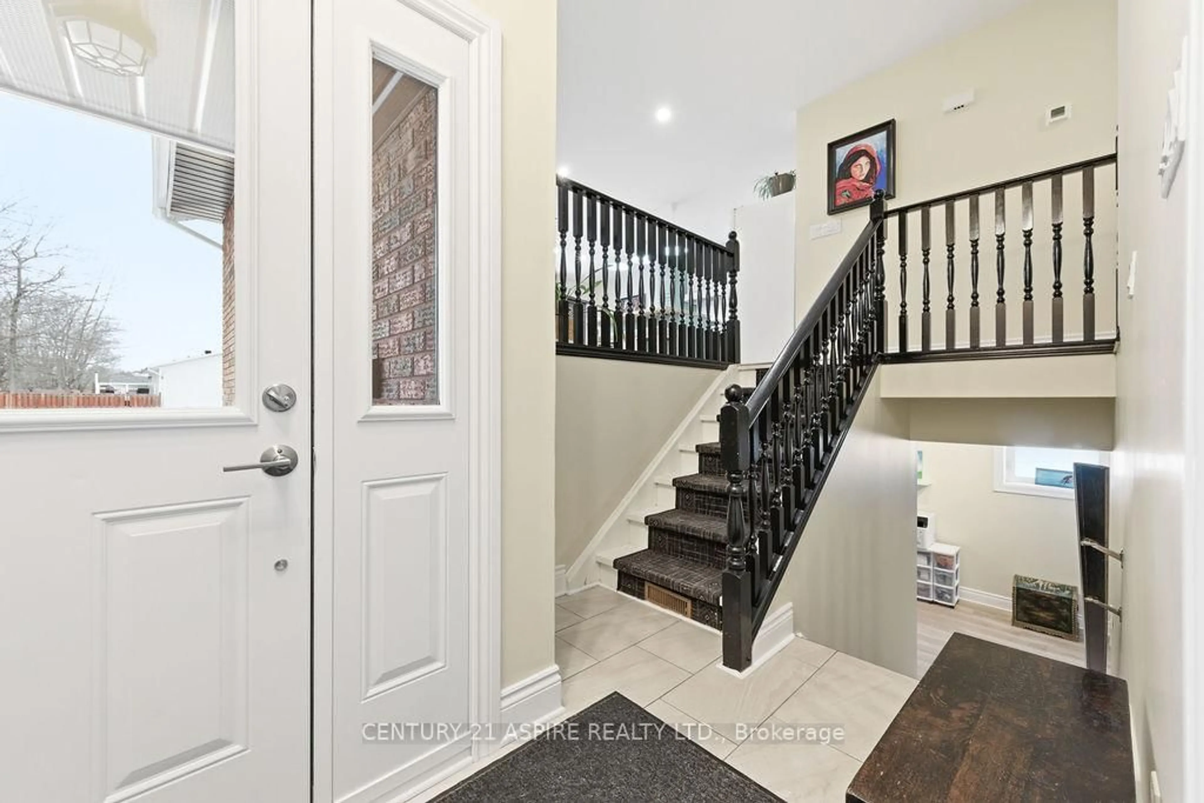 Indoor entryway for 3 Irma St, Petawawa Ontario K8H 3M5