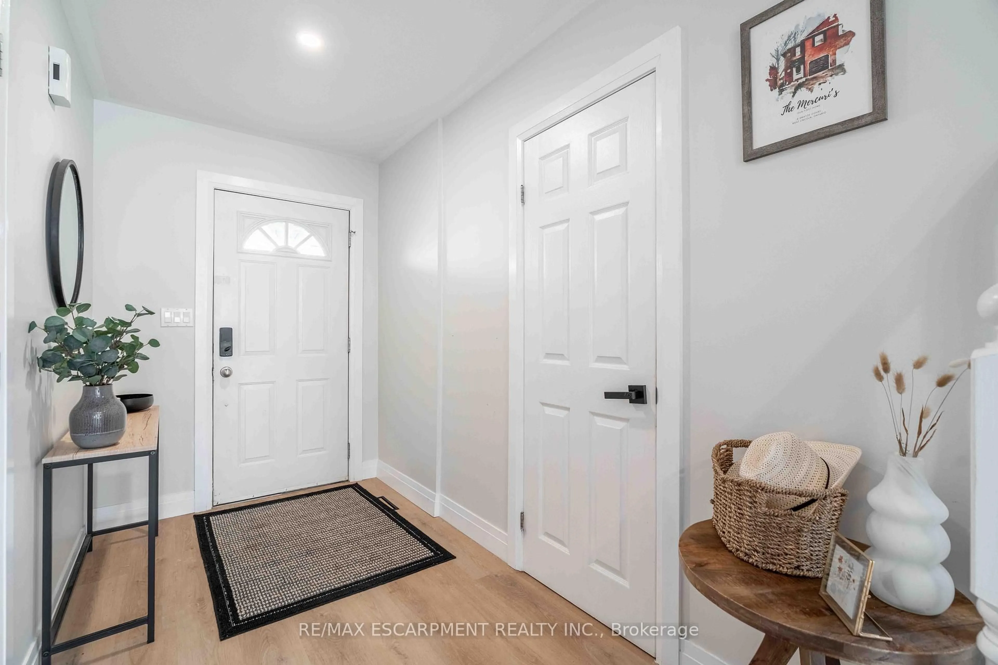 Indoor entryway for 8 Swayze Crt, West Lincoln Ontario L0R 2A0