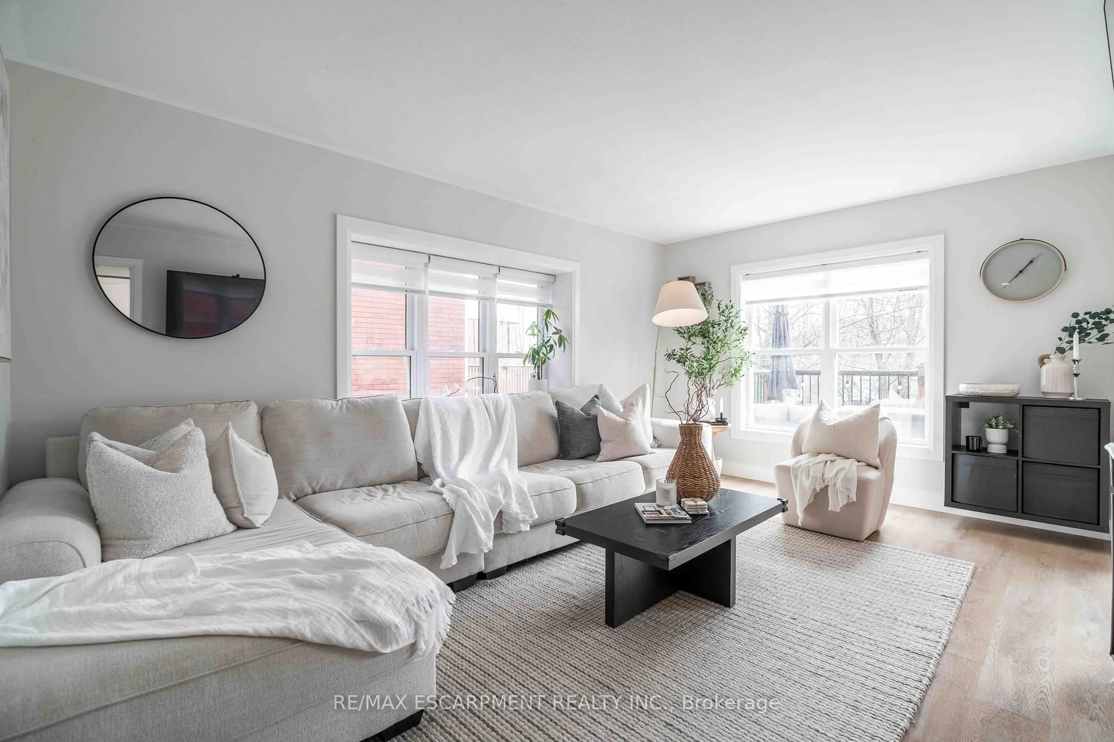 Living room with furniture, unknown for 8 Swayze Crt, West Lincoln Ontario L0R 2A0