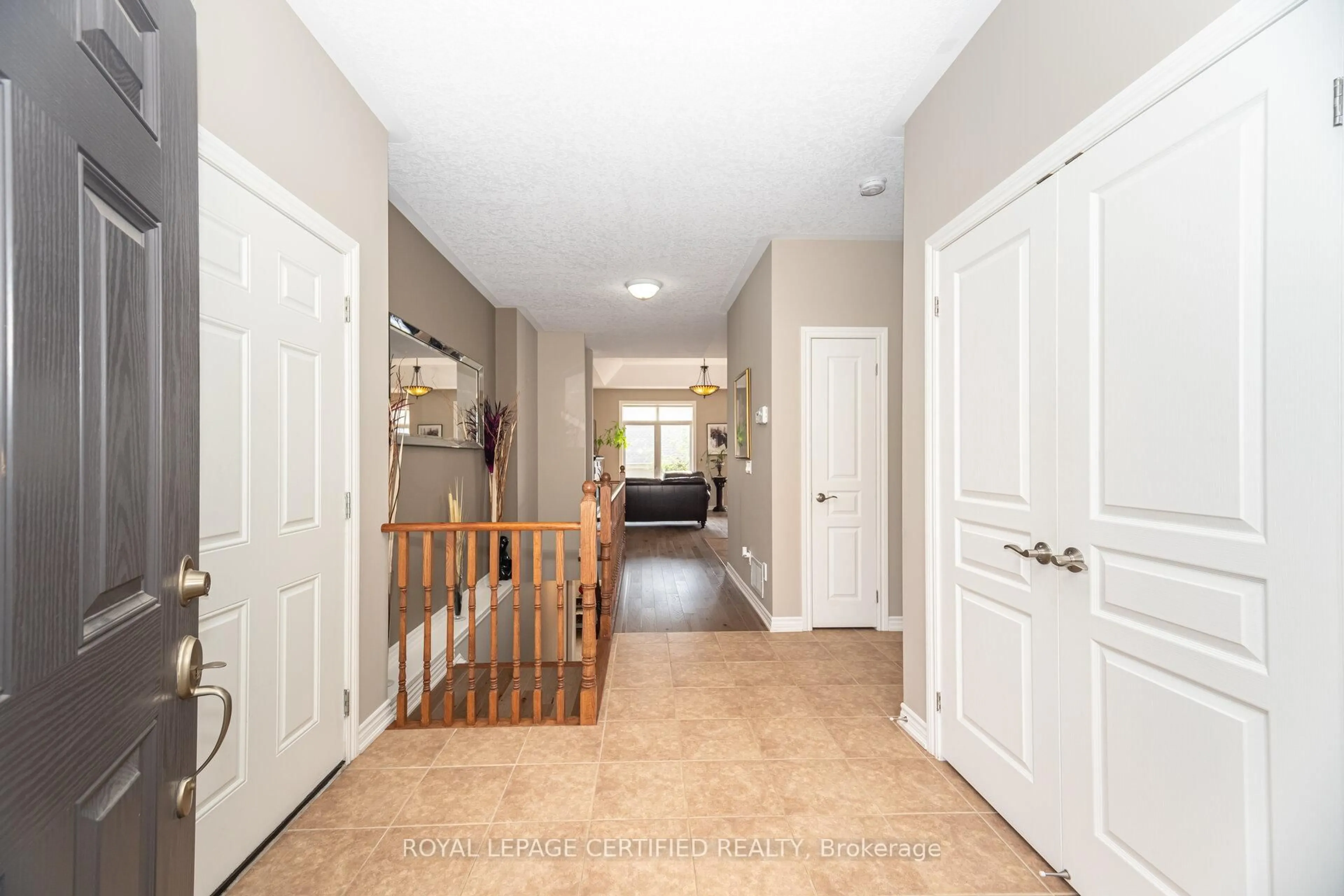 Indoor entryway for 200 Kingfisher Dr #158, Mono Ontario L6W 0B3