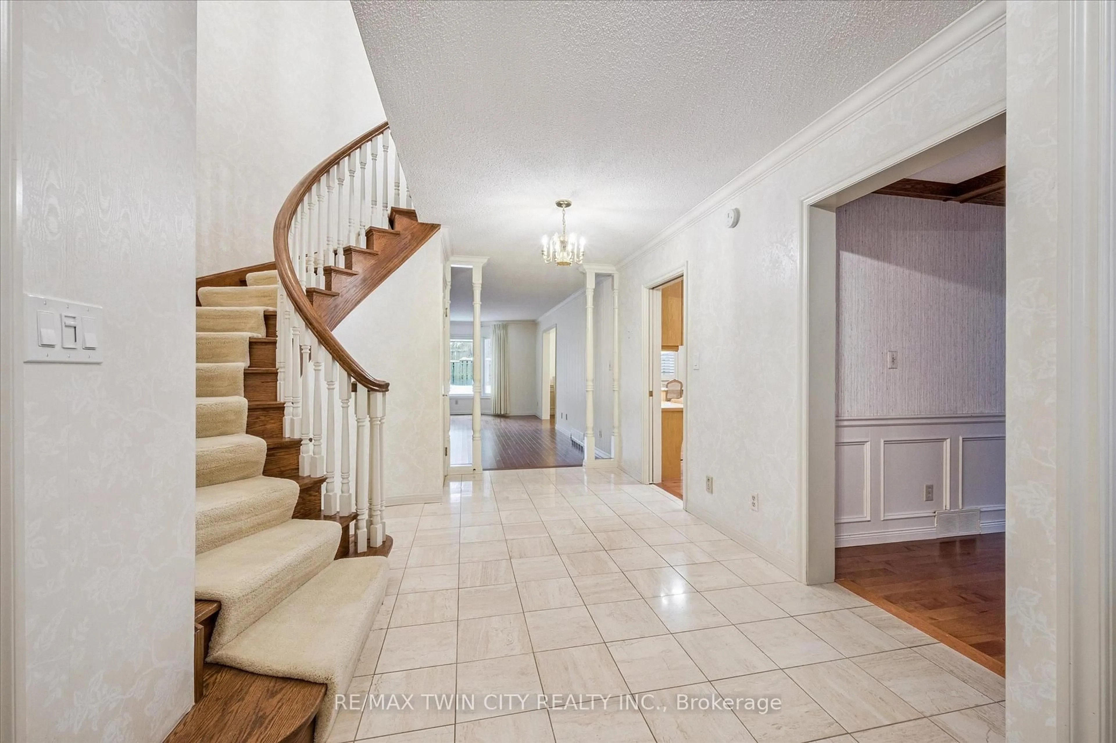 Indoor foyer for 405 Glasgow St #5, Kitchener Ontario N2M 2N1