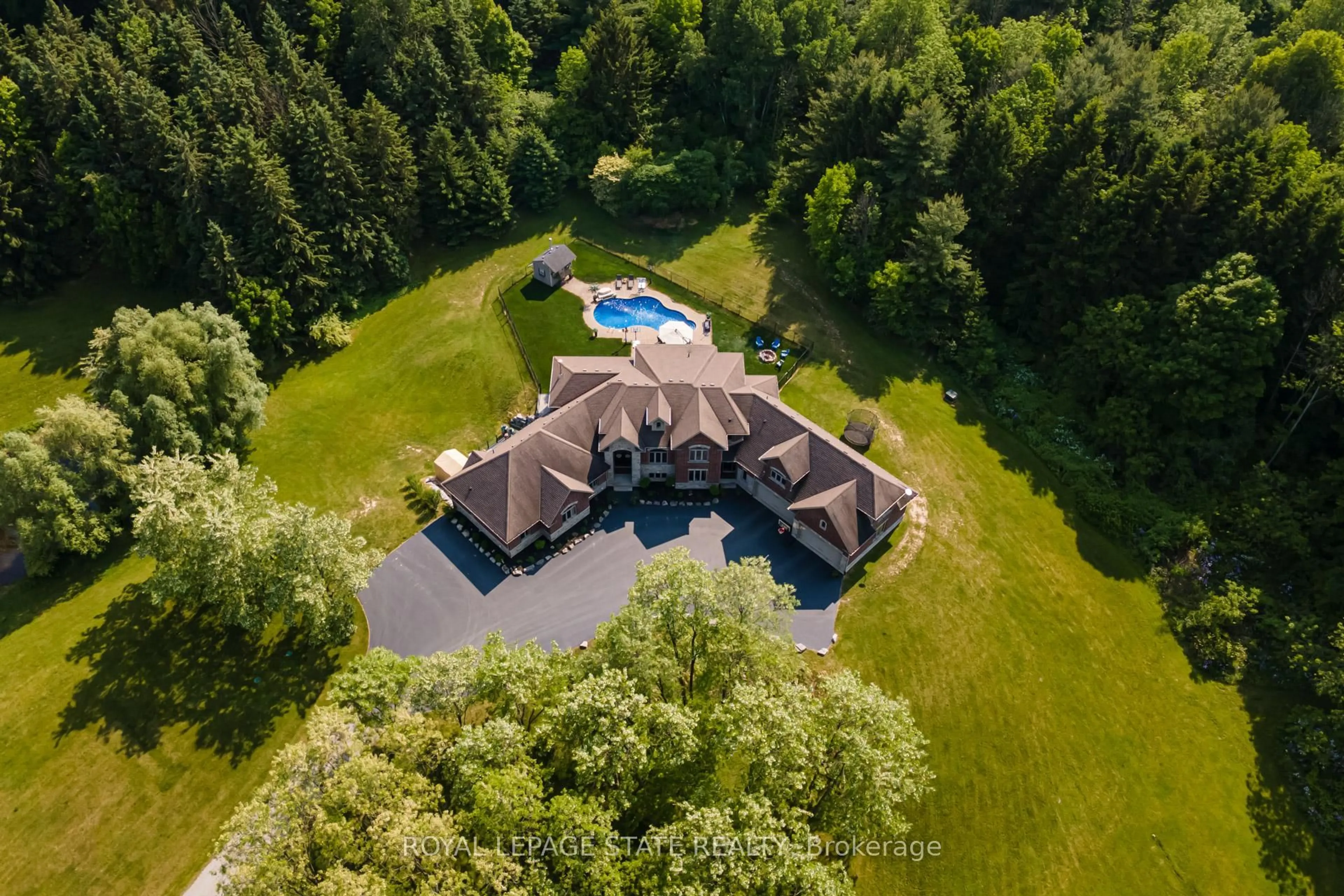 A pic from outside/outdoor area/front of a property/back of a property/a pic from drone, unknown for 814 Binkley Rd, Hamilton Ontario L9H 6V8