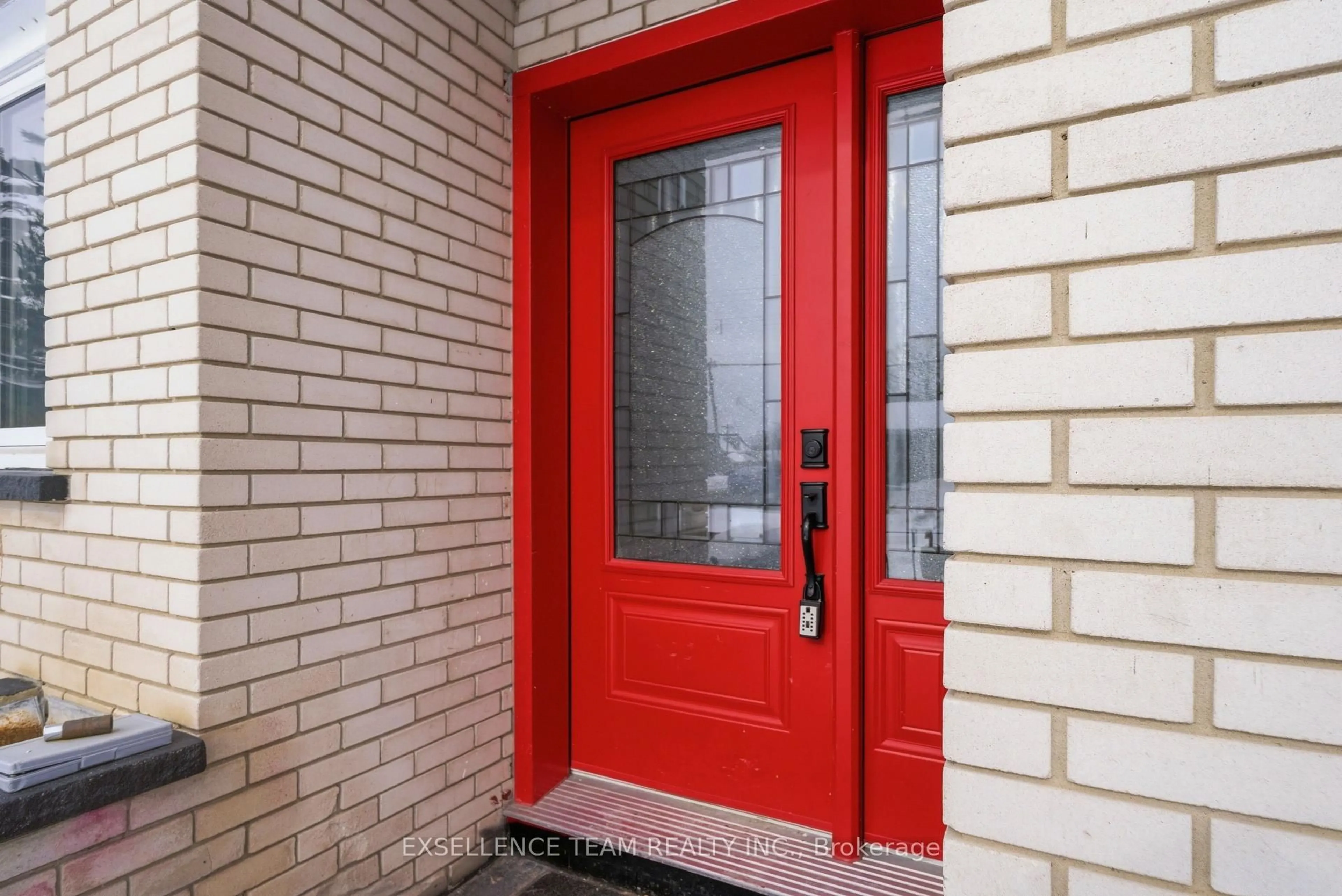 Indoor entryway for 103 St. George St, North Glengarry Ontario K0C 1A0