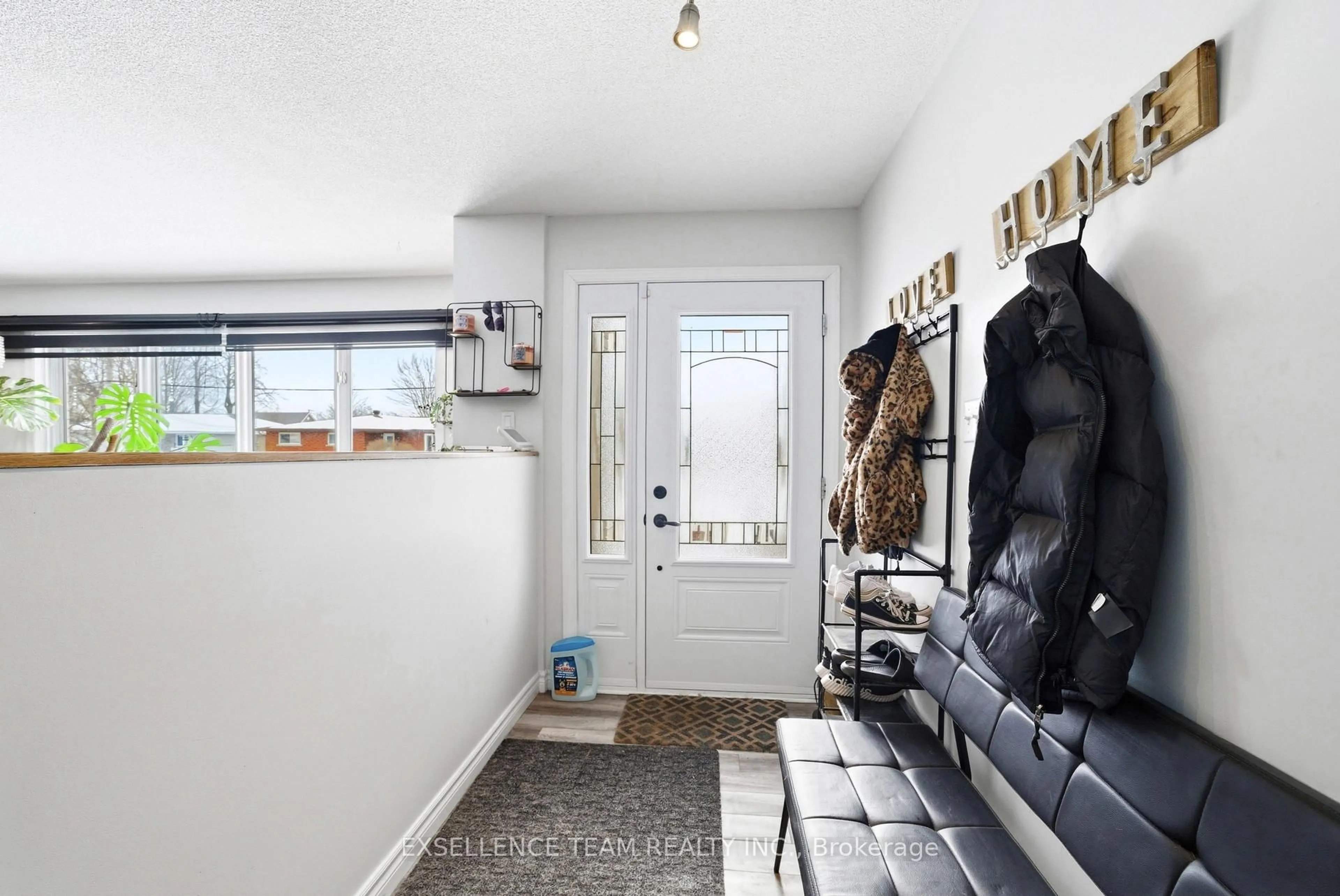 Indoor entryway for 103 St. George St, North Glengarry Ontario K0C 1A0