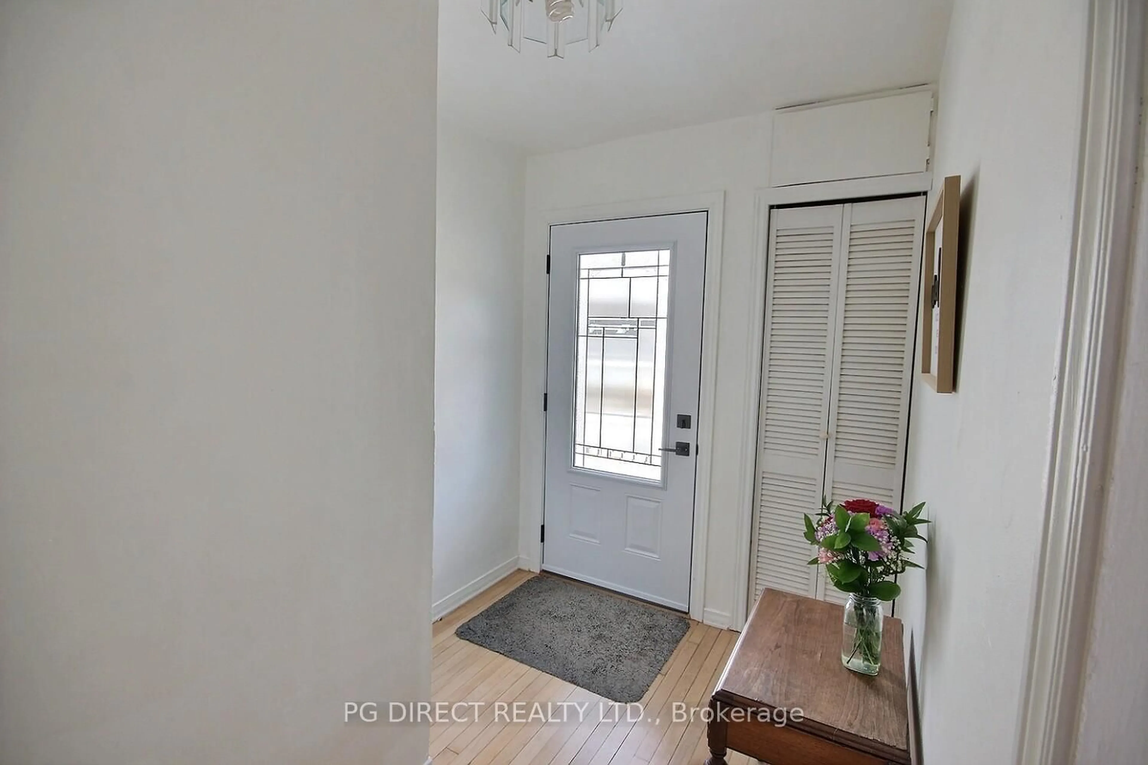 Indoor entryway for 10 Victoria Ave, Quinte West Ontario K8V 4Z1