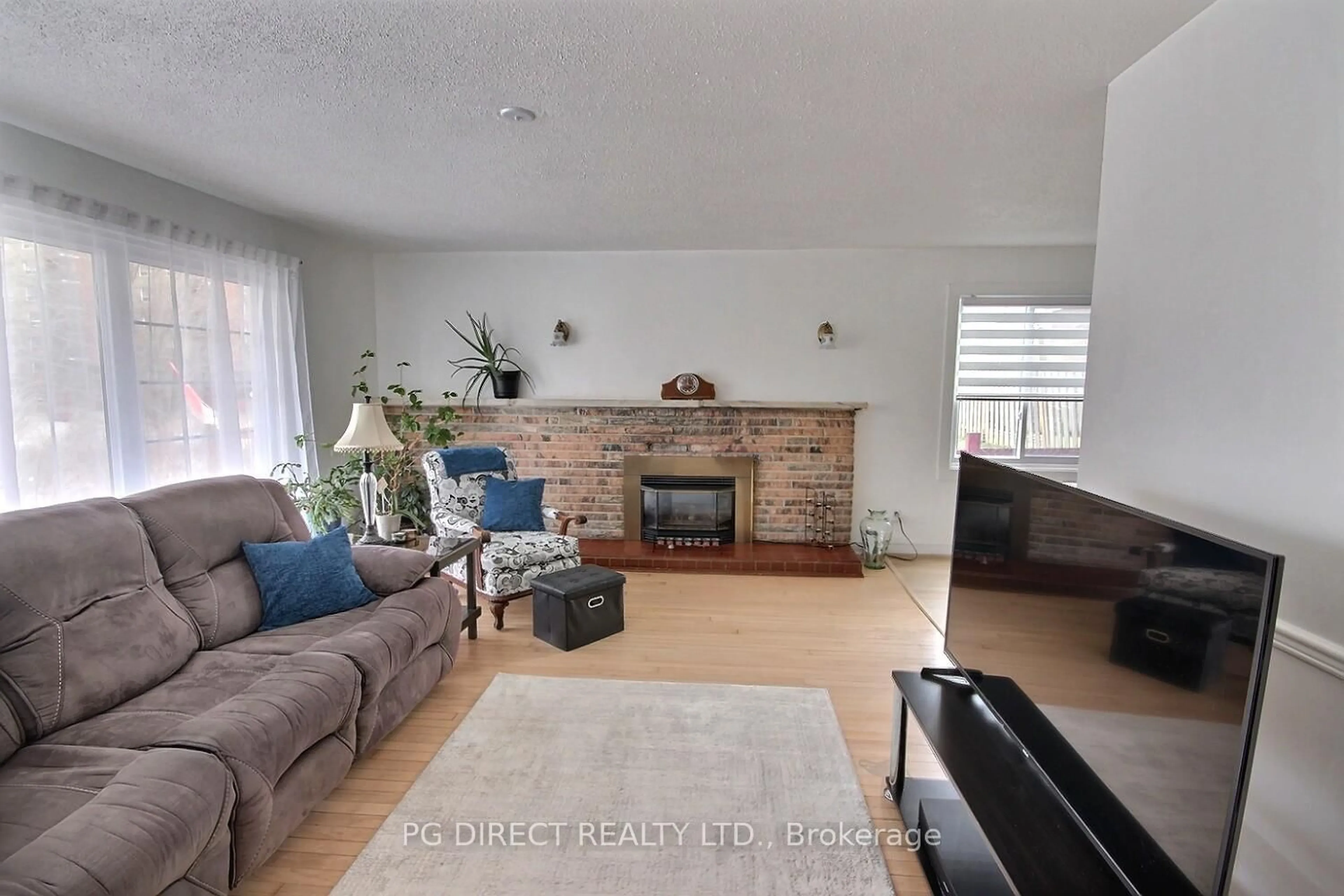 Living room with furniture, unknown for 10 Victoria Ave, Quinte West Ontario K8V 4Z1