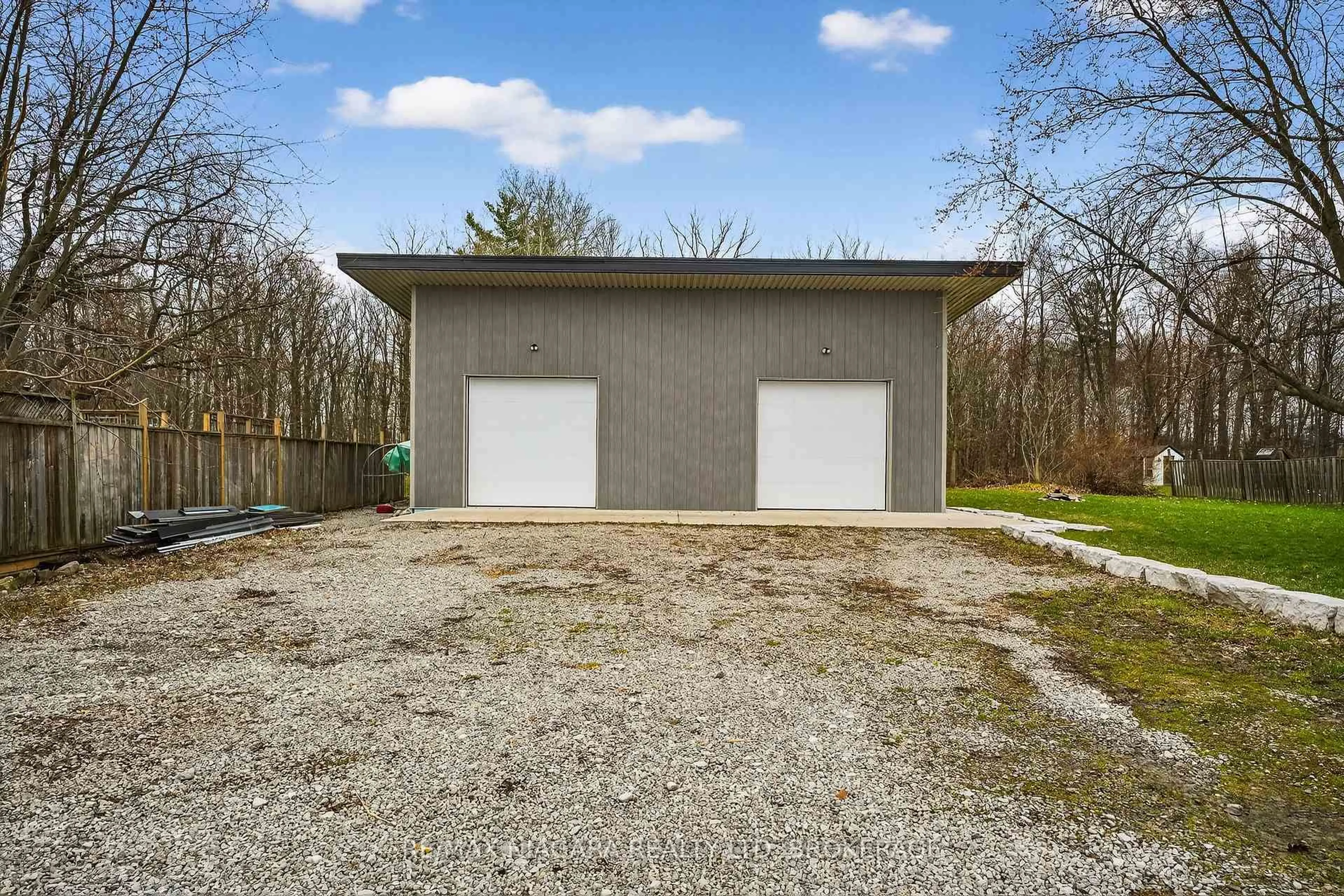 Indoor garage for 4284 Fly Rd, Lincoln Ontario L0R 1G0