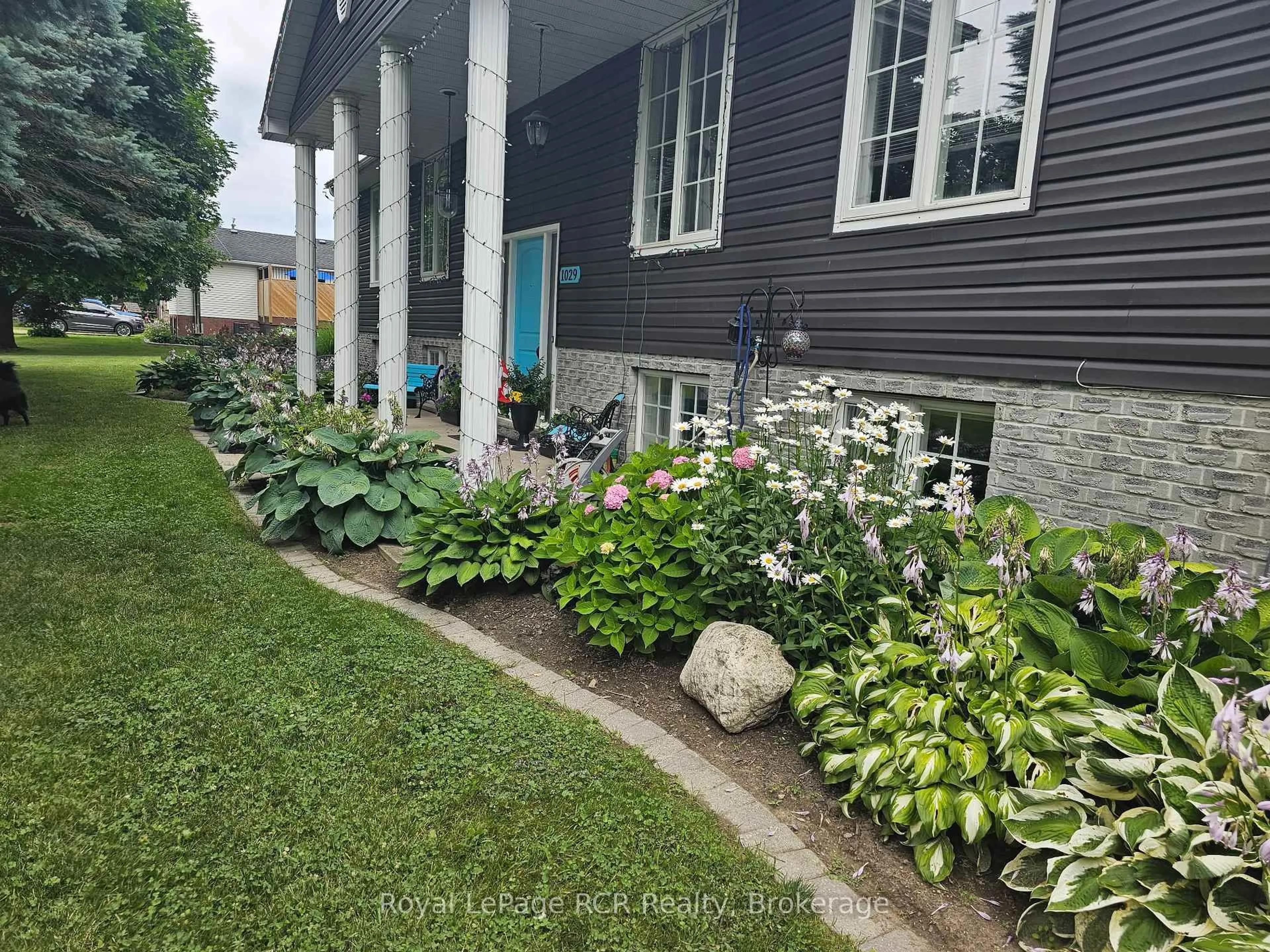 A pic from outside/outdoor area/front of a property/back of a property/a pic from drone, street for 1029 Main St, Howick Ontario N0G 2X0