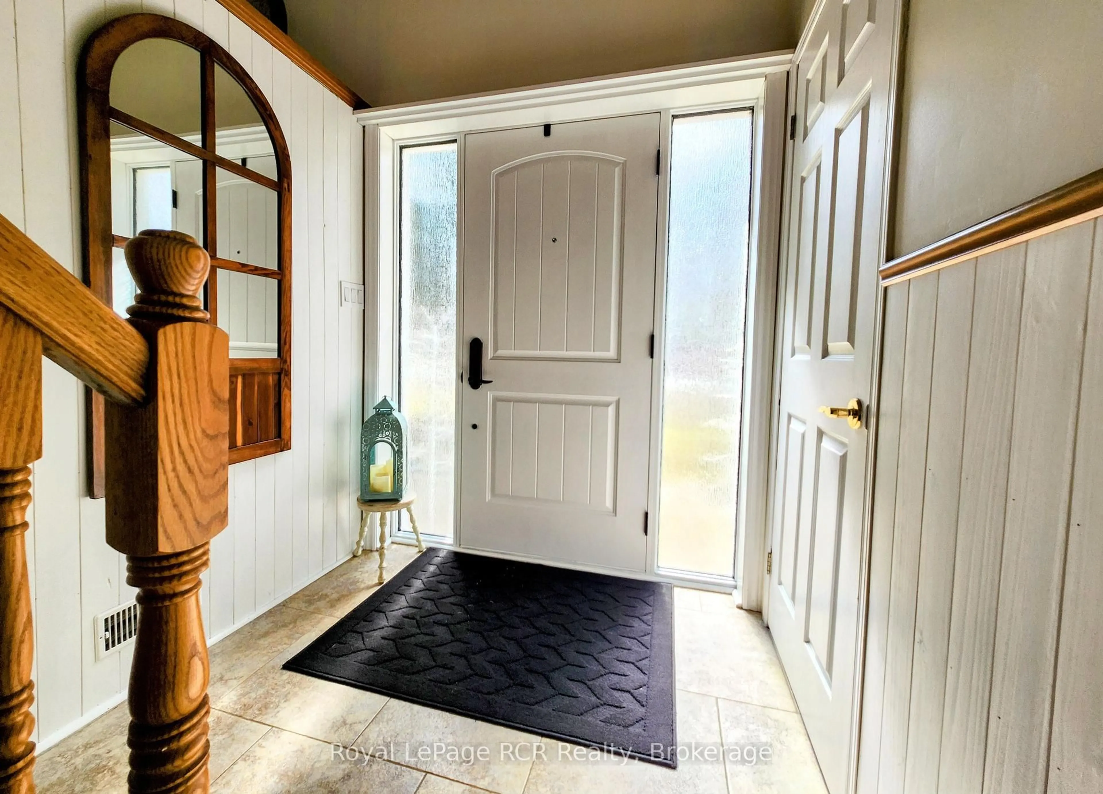 Indoor entryway for 1029 Main St, Howick Ontario N0G 2X0
