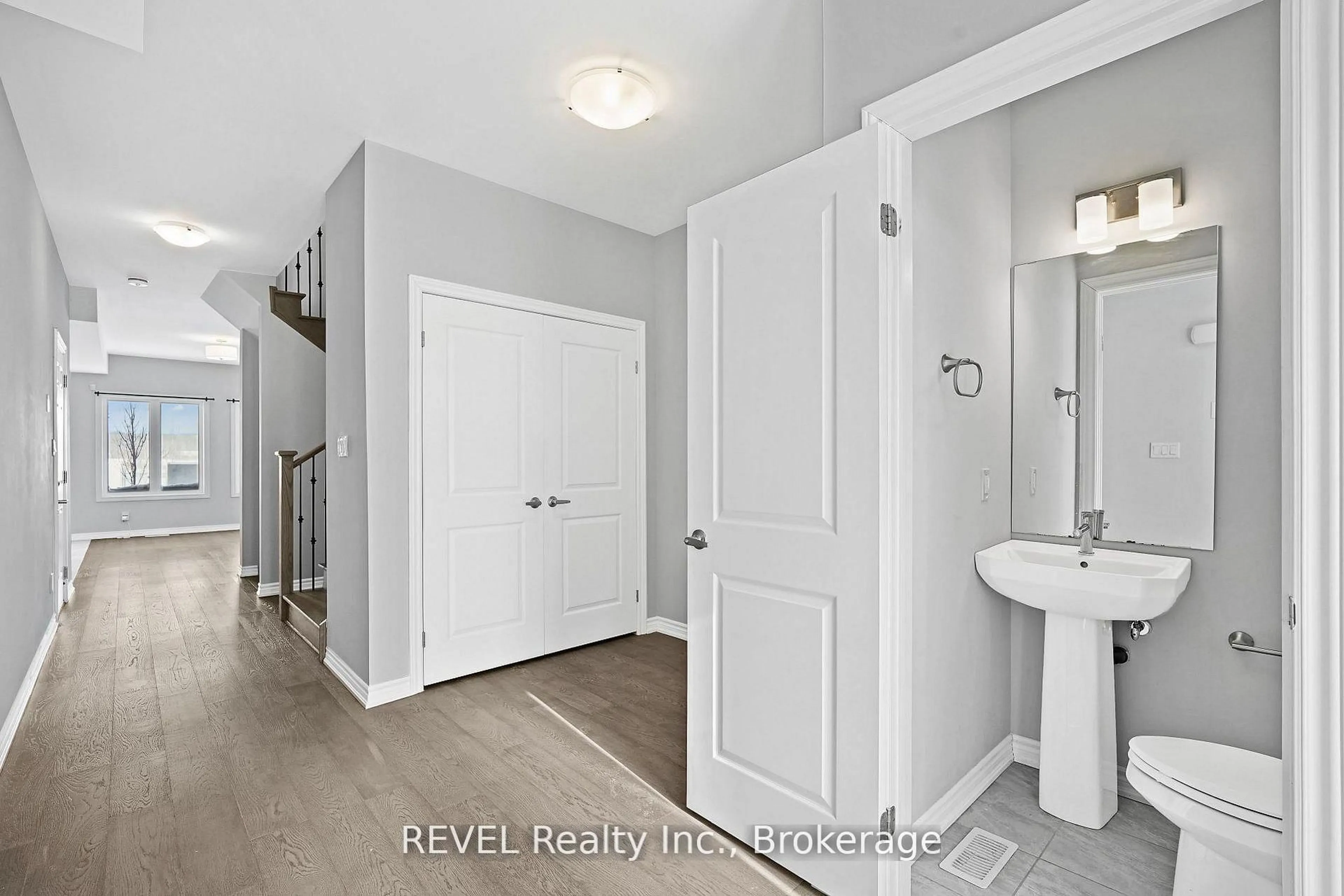 Indoor entryway for 87 Renfrew Tr, Welland Ontario L3C 0K2