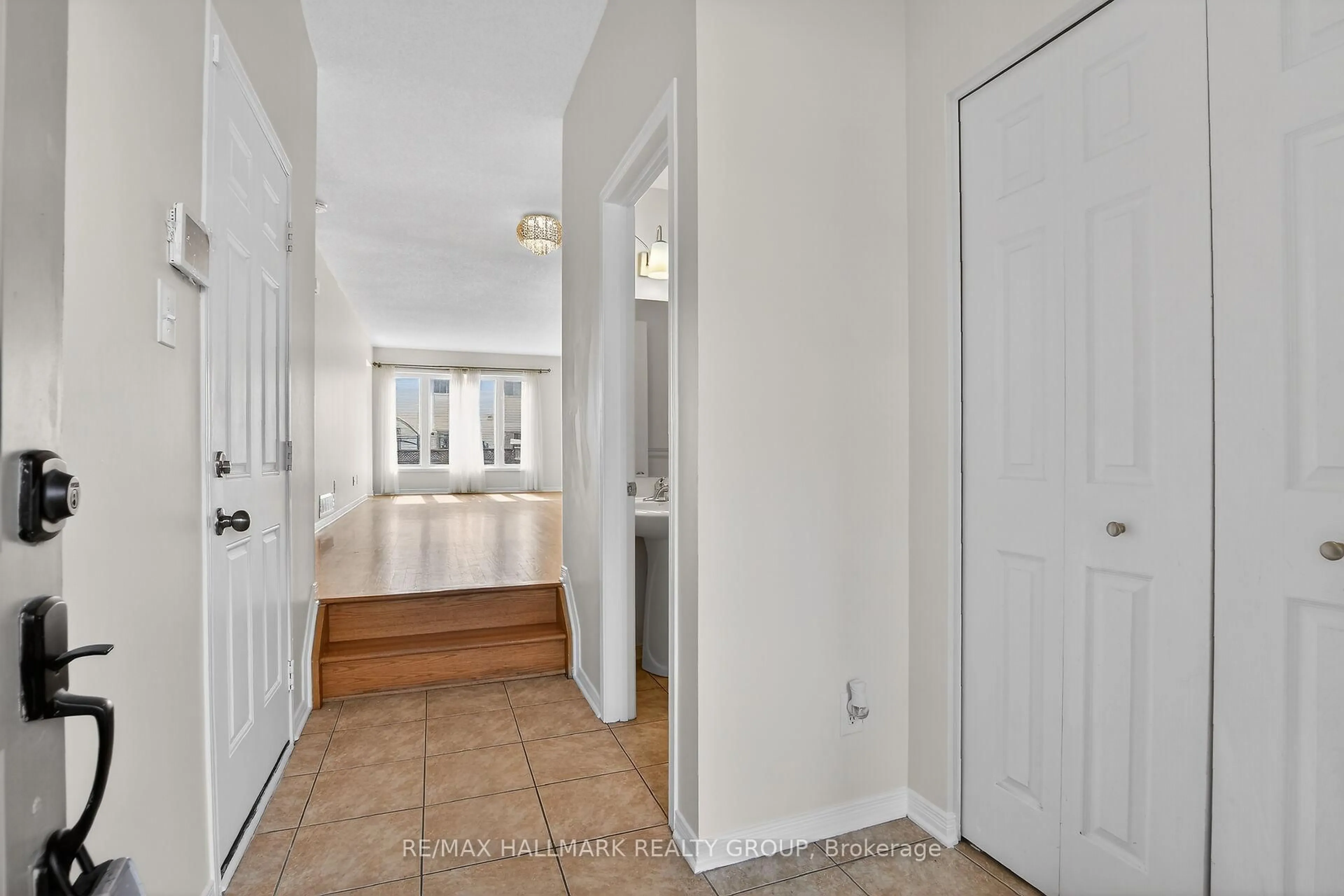 Indoor entryway for 1008 Klondike Rd, Ottawa Ontario K2K 0C3
