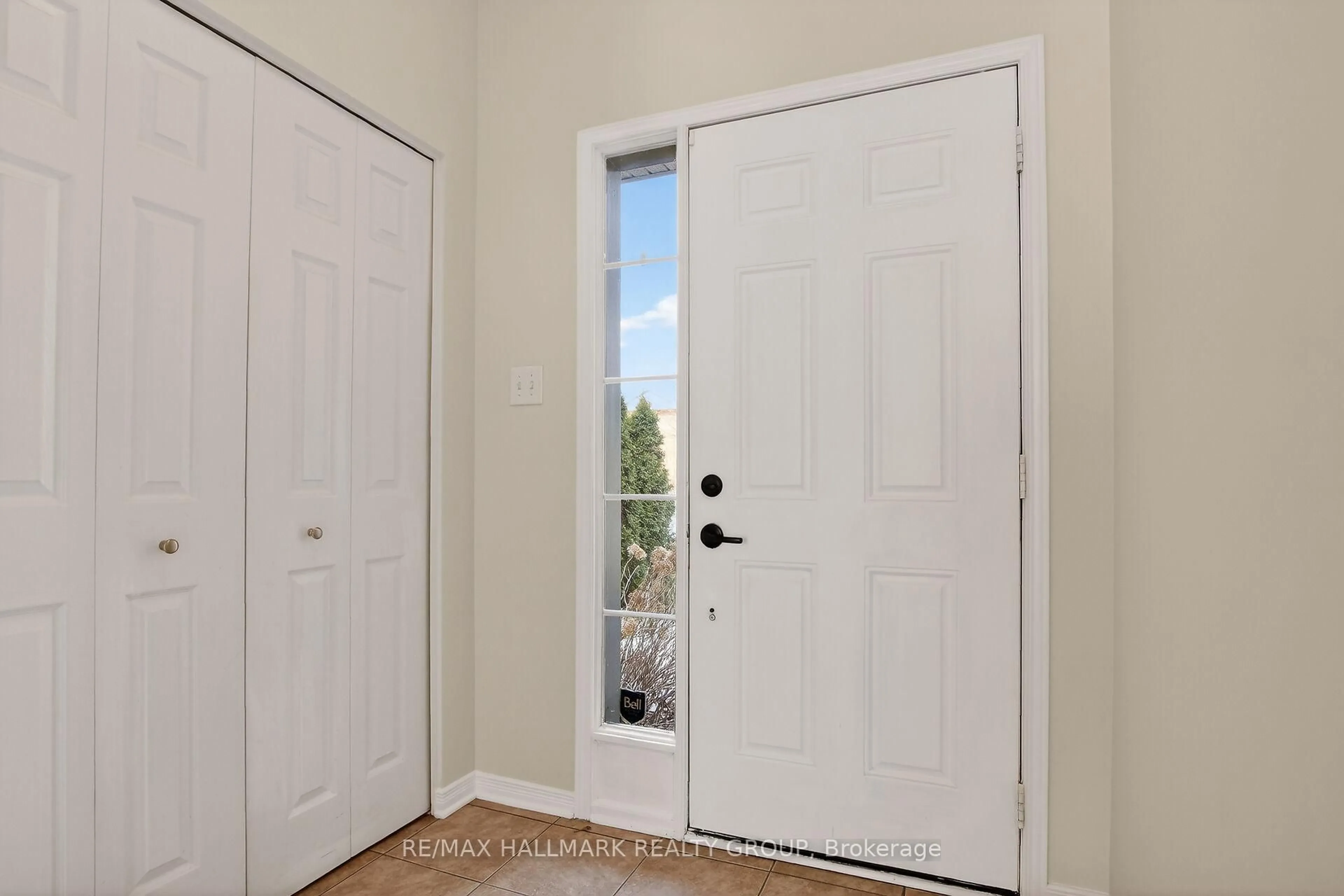 Indoor entryway for 1008 Klondike Rd, Ottawa Ontario K2K 0C3