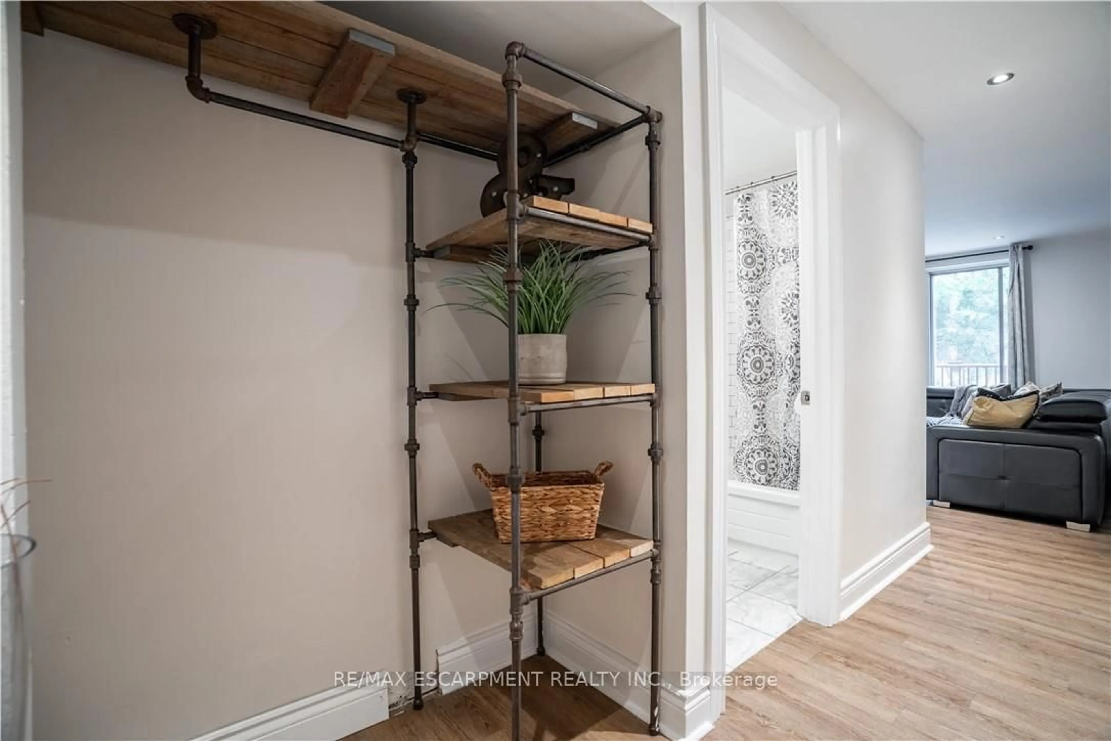 Indoor entryway for 141 Catharine St #204, Hamilton Ontario L8N 2J7