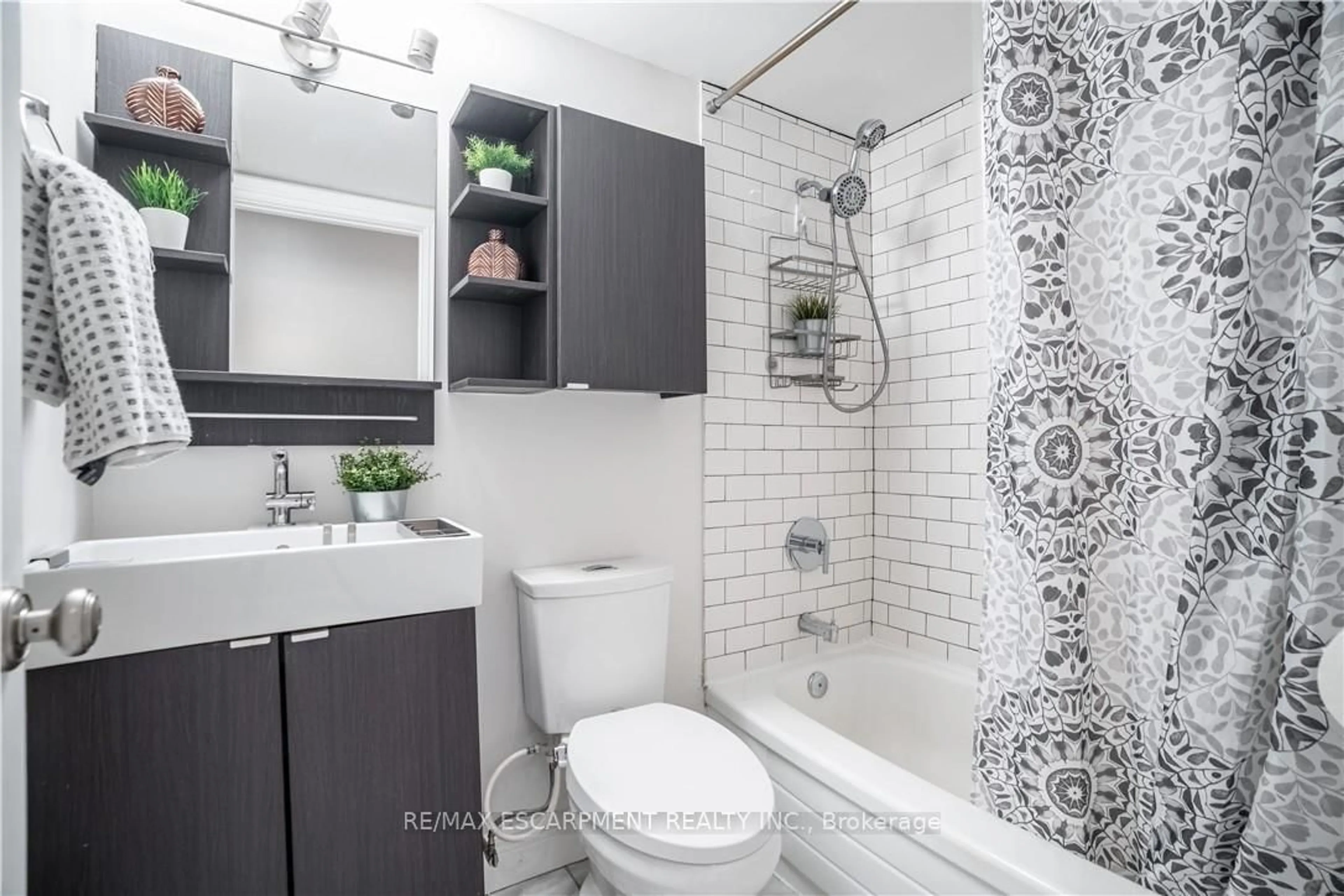 Standard bathroom, ceramic/tile floor for 141 Catharine St #204, Hamilton Ontario L8N 2J7