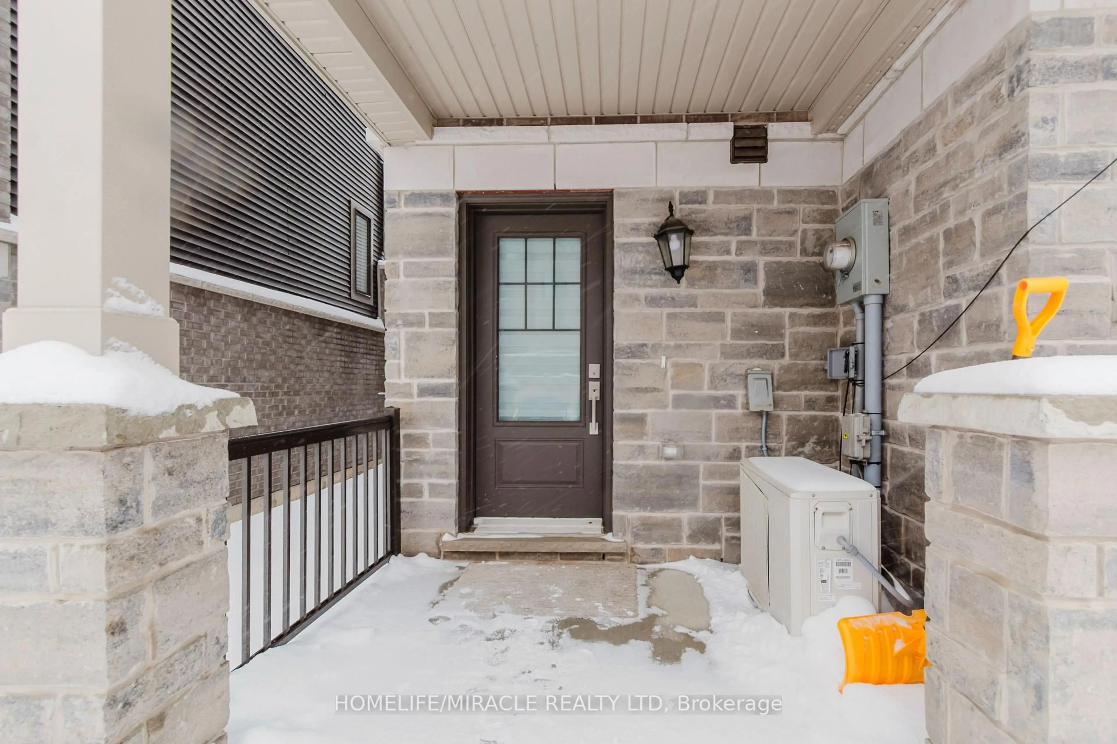 Indoor entryway for 10 Birmingham Dr #92, Cambridge Ontario N1R 0C6